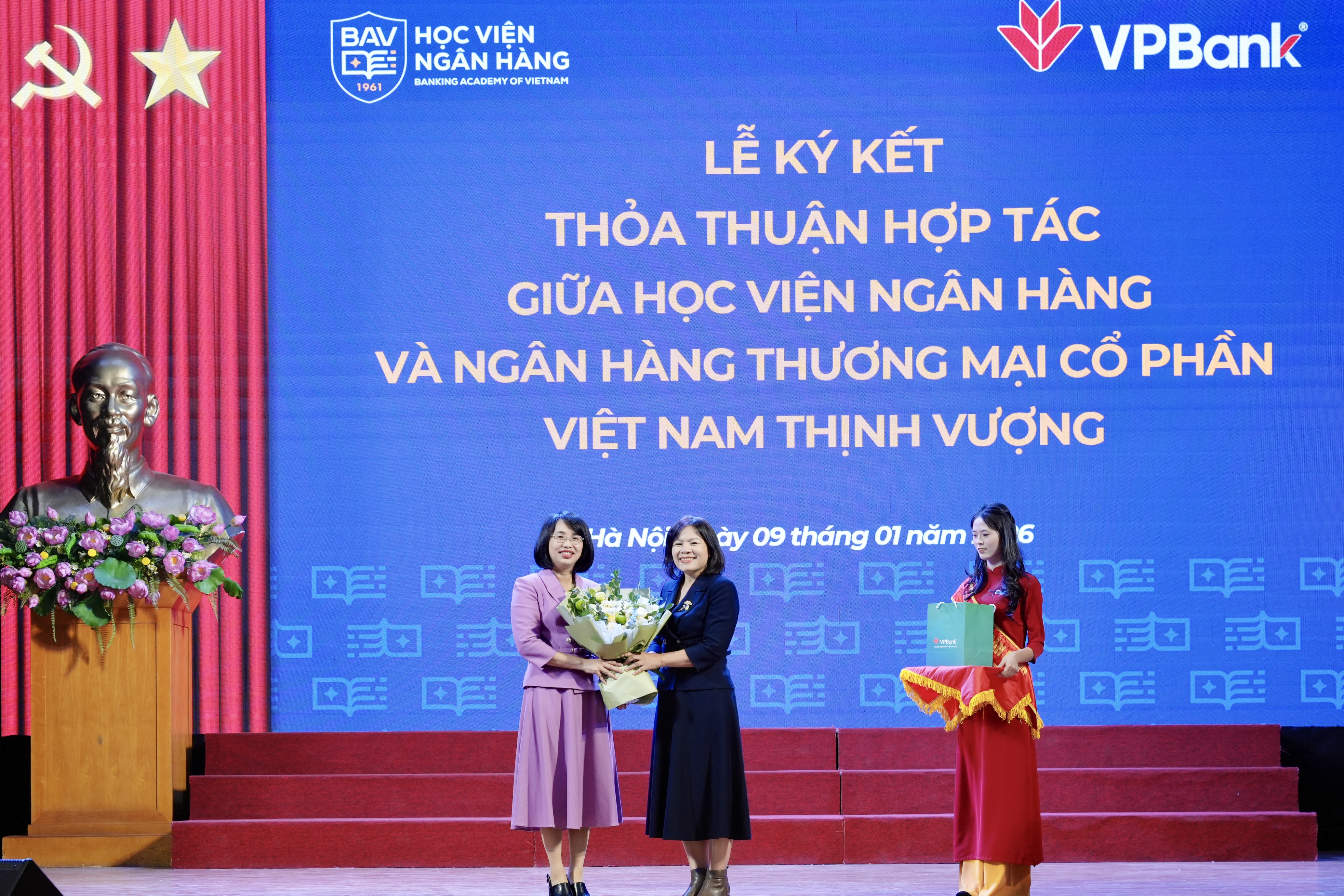 Bà Trần Thị Diệp Anh thay mặt VPBank tặng hoa và quà lưu niệm cho PGS.TS. Phạm Thị Hoàng Anh - Phó Giám đốc phụ trách Ban Giám đốc Học viện