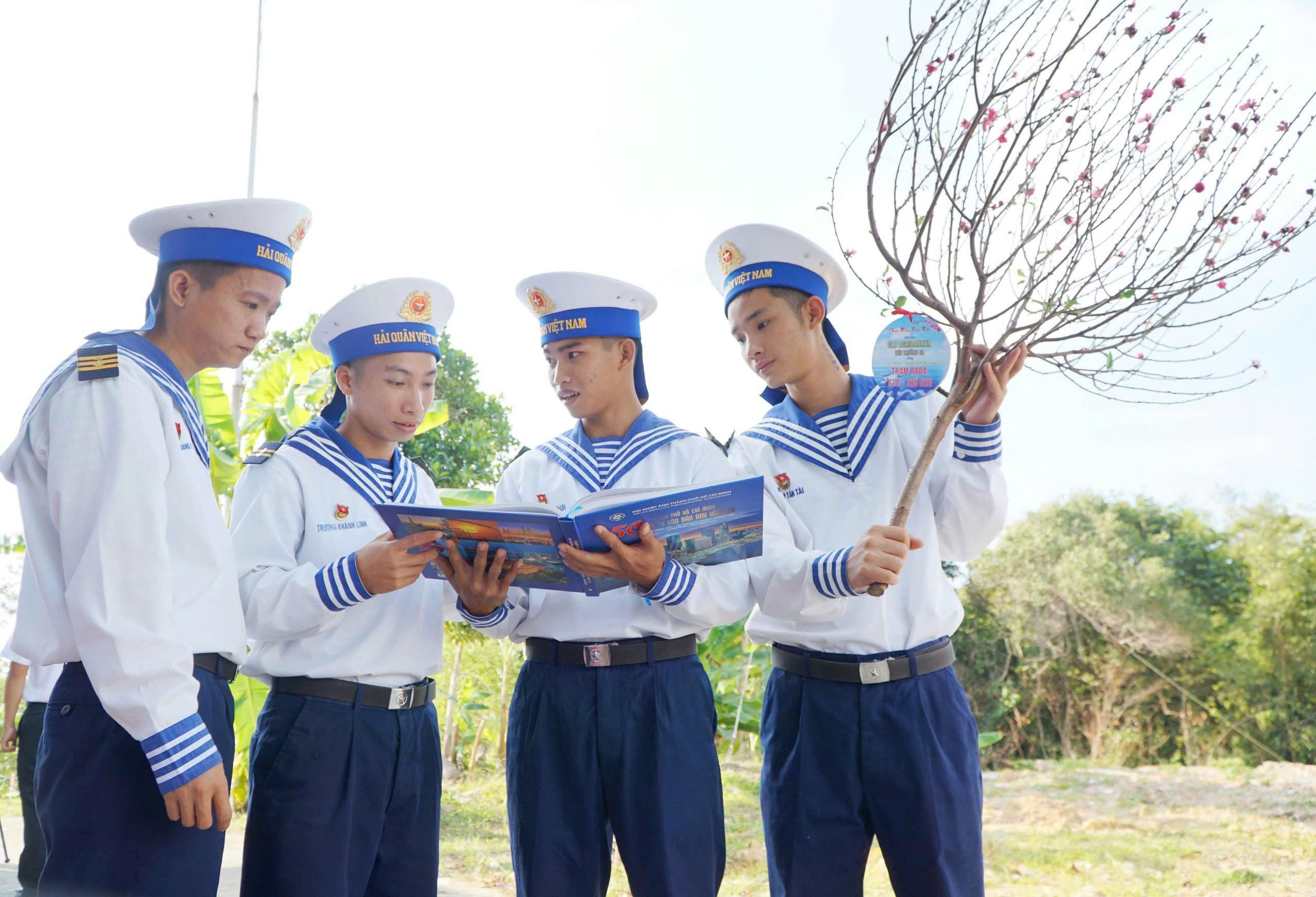 Đoàn công tác Agribank mang những cành hoa Tết từ đất liền ra tặng các chiến sĩ Trạm Ra đa 610