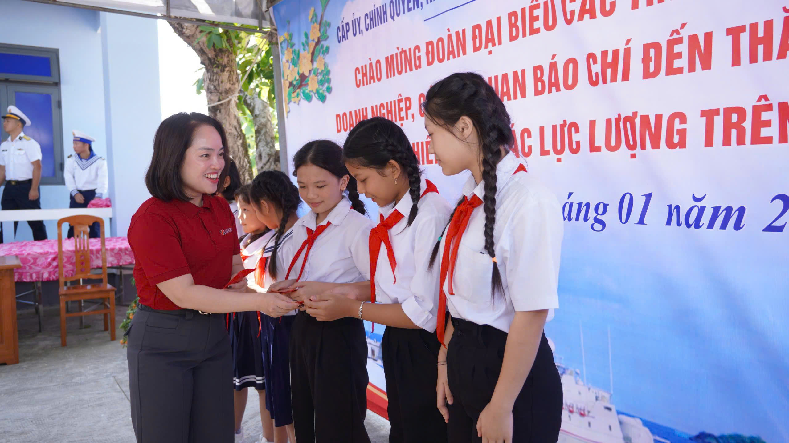 Đại diện đoàn công tác Agribank lì xì năm mới cho các em học sinh trên đảo