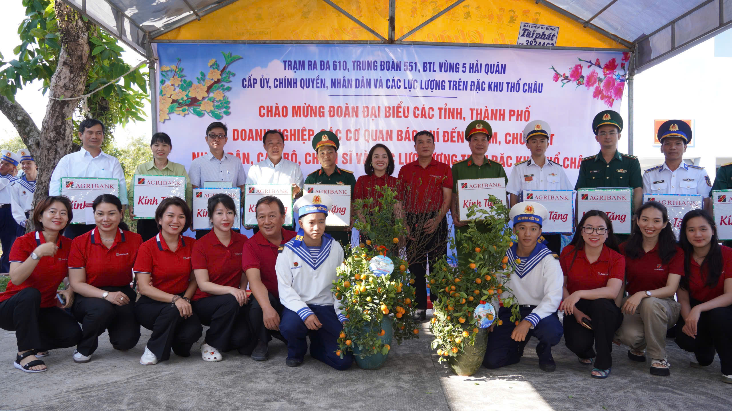 Đoàn công tác Agribank tặng quà Tết tới các lực lượng làm nhiệm vụ trên đảo