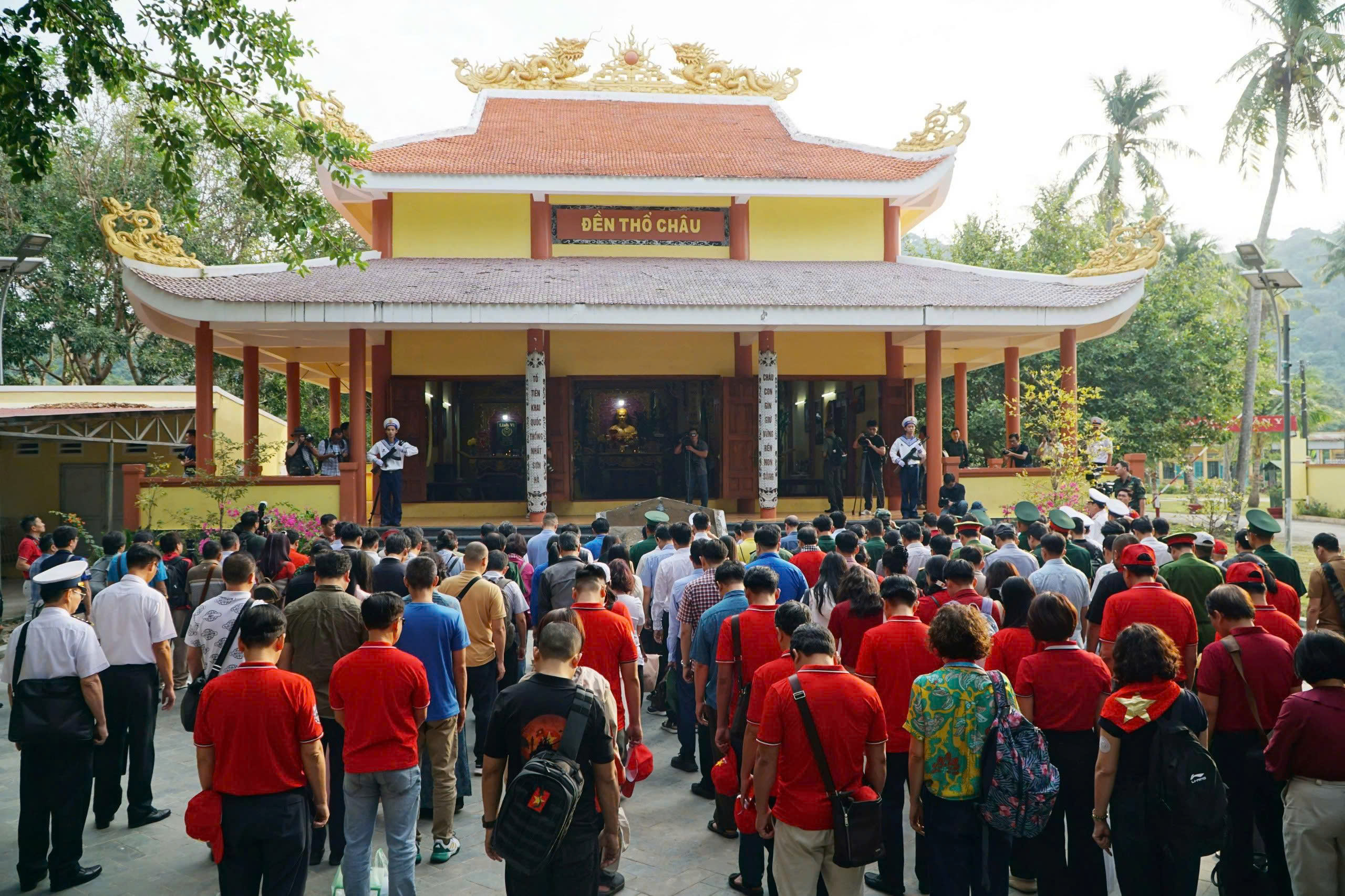 Bộ Tư lệnh Vùng 5 Hải quân cùng các đoàn đại biểu tổ chức thắp hương tưởng niệm tại Đền thờ Thổ Châu