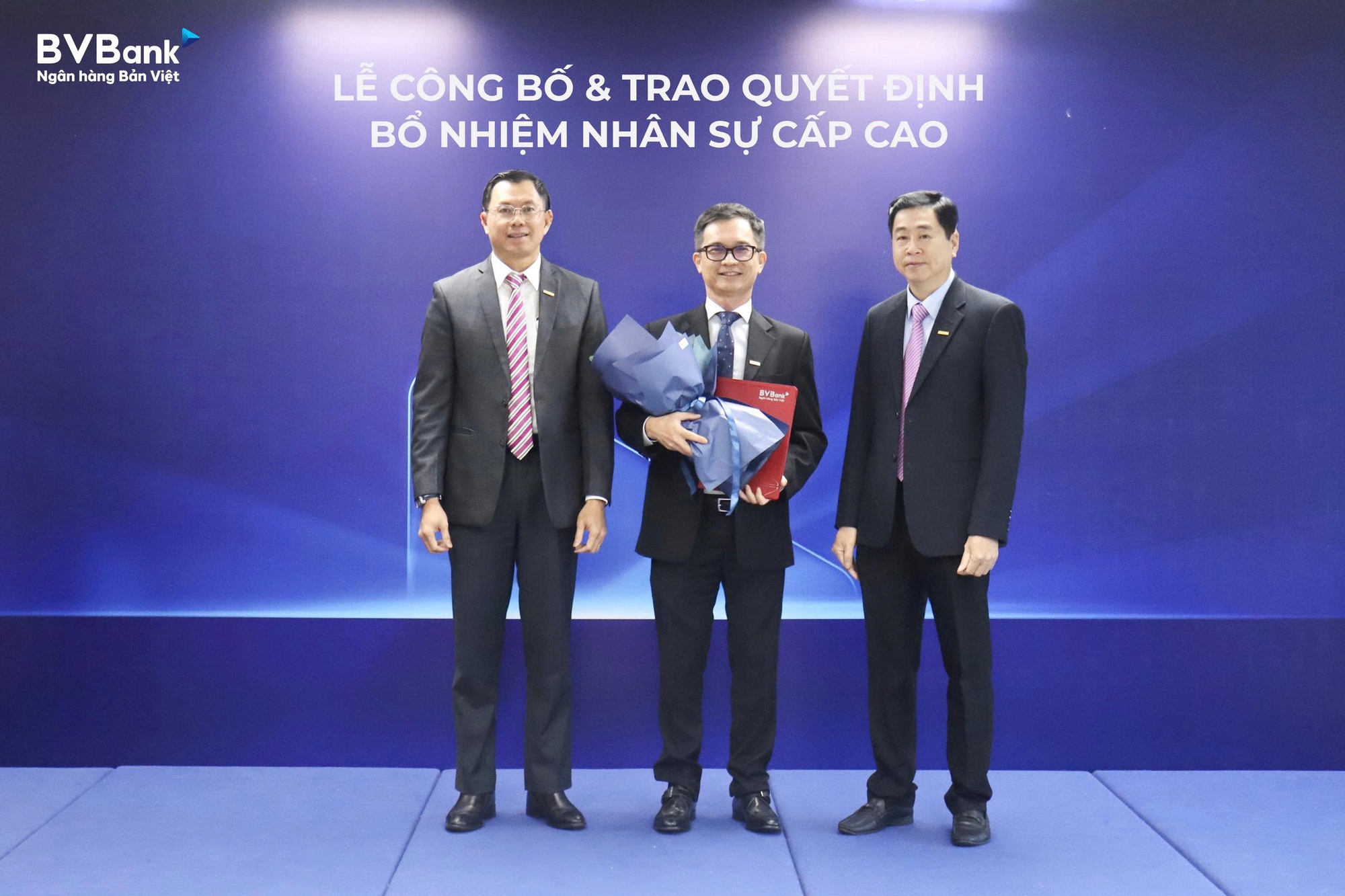 Ông Lê Anh Tài – Chủ Tịch HĐQT (bên phải) và ông Lý Hoài Văn – Thành viên HĐQT kiêm Tổng Giám Đốc (bên trái) trao quyết định bổ nhiệm Phó Tổng Giám Đốc phụ trách Khối tài chính đến ông Nguyễn Hoàng Sơn