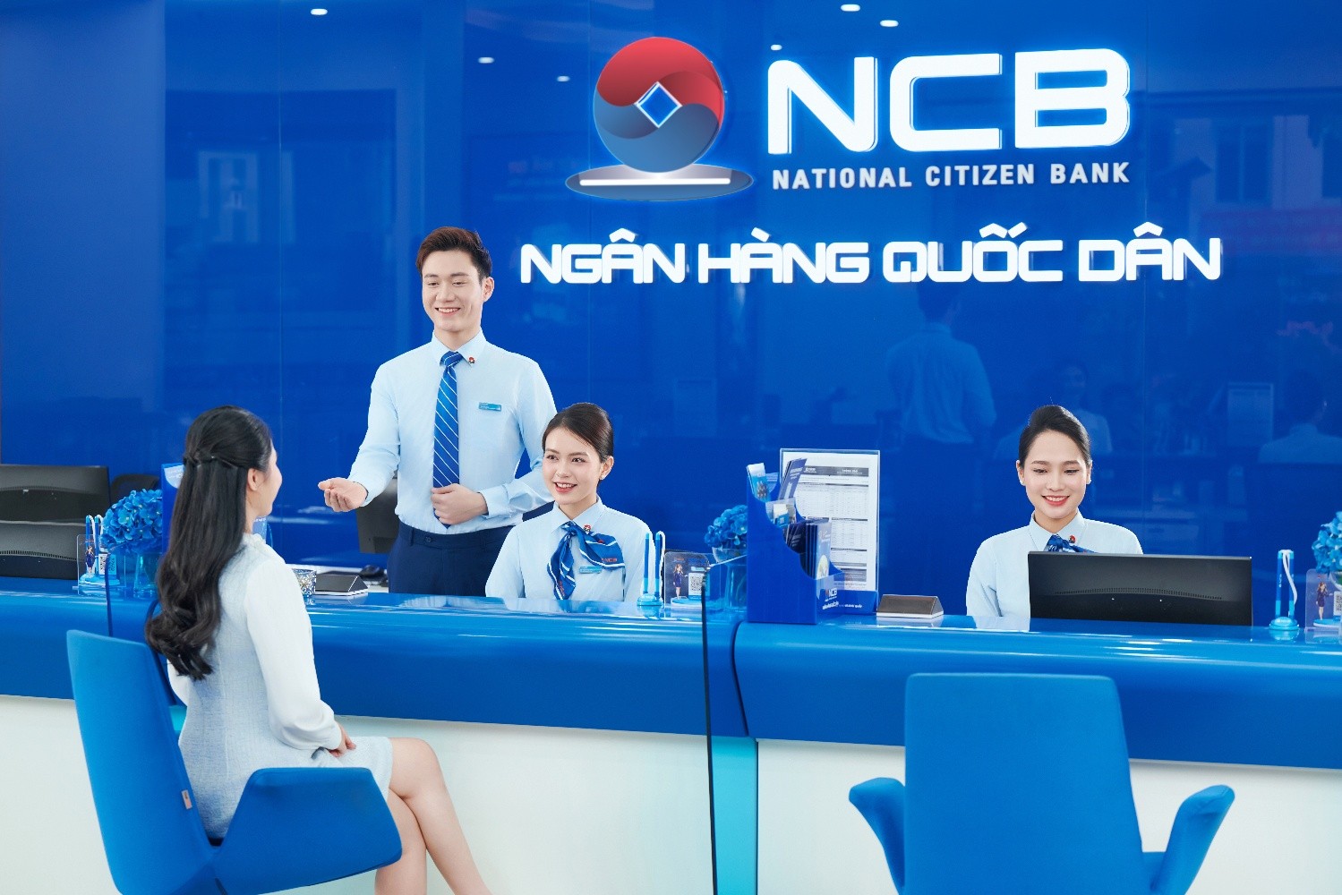 Khách hàng cũng có thể đến các quầy giao dịch của NCB để gửi tiết kiệm với lãi suất hấp dẫn nhất trên thị trường