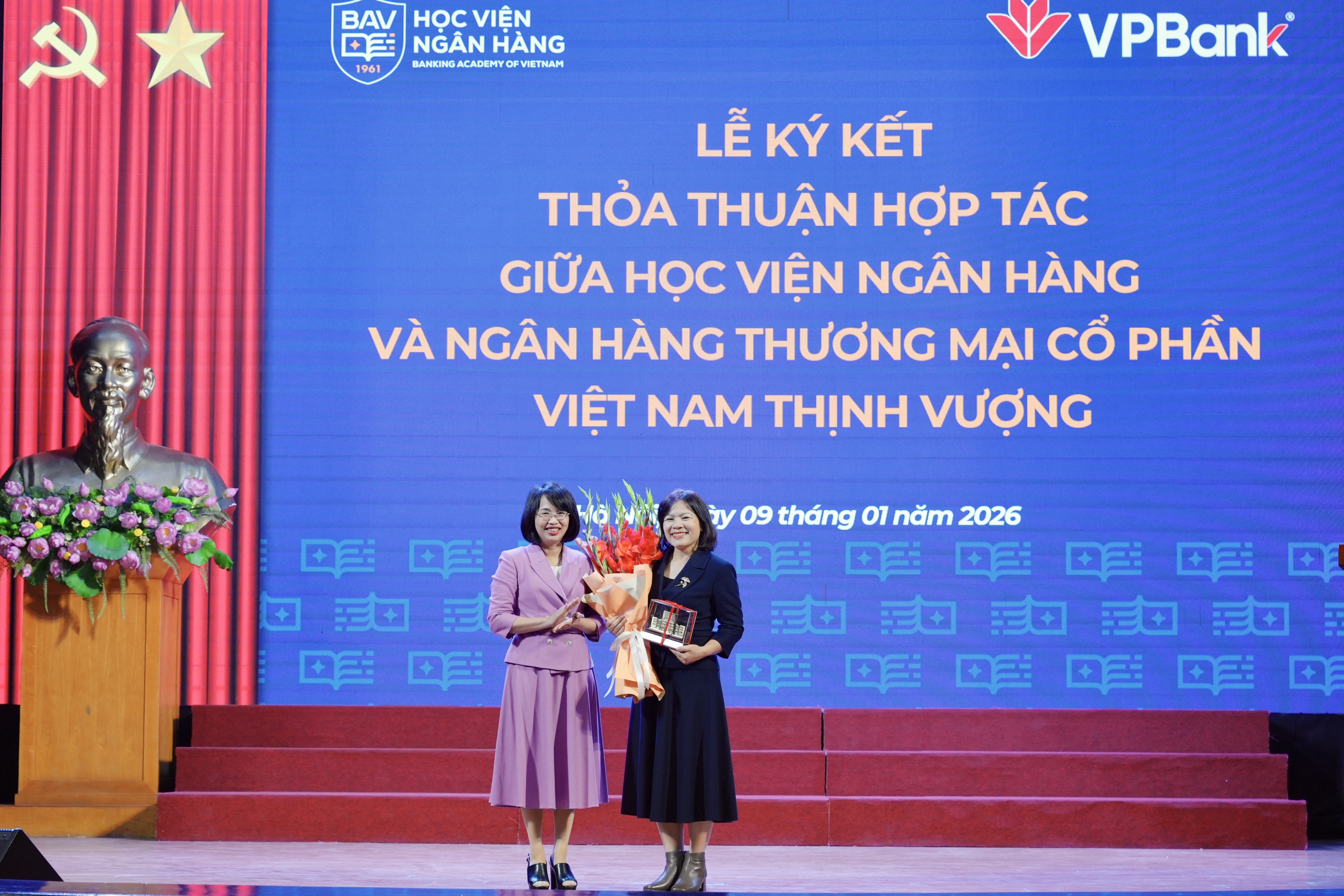 PGS.TS. Phạm Thị Hoàng Anh thay mặt HVNH tặng hoa và quà lưu niệm cho Bà Trần Thị Diệp Anh – Giám đốc Khối Quản trị nguồn nhân lực VPBank