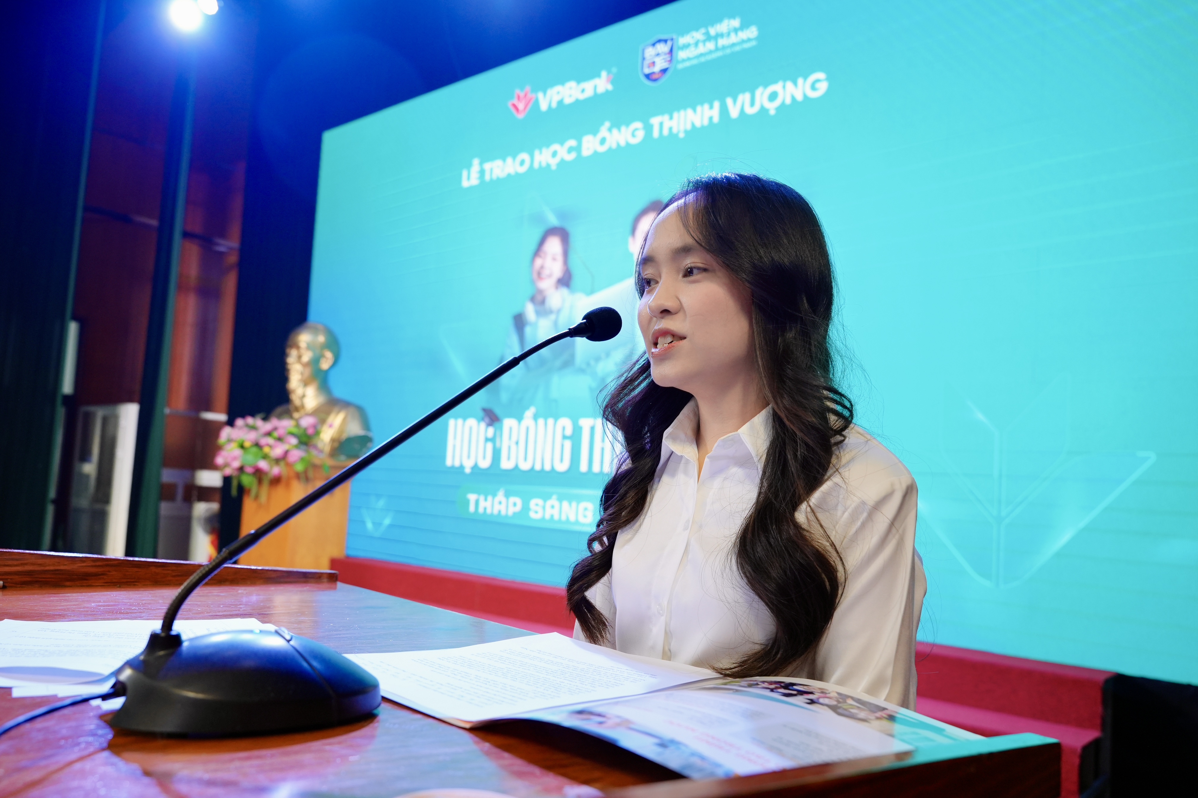 Em Nguyễn Thị Hồng Thủy, lớp K25KTD  - đại diện sinh viên nhận học bổng “Thịnh Vượng VPBank” phát biểu cảm ơn tại buổi Lễ