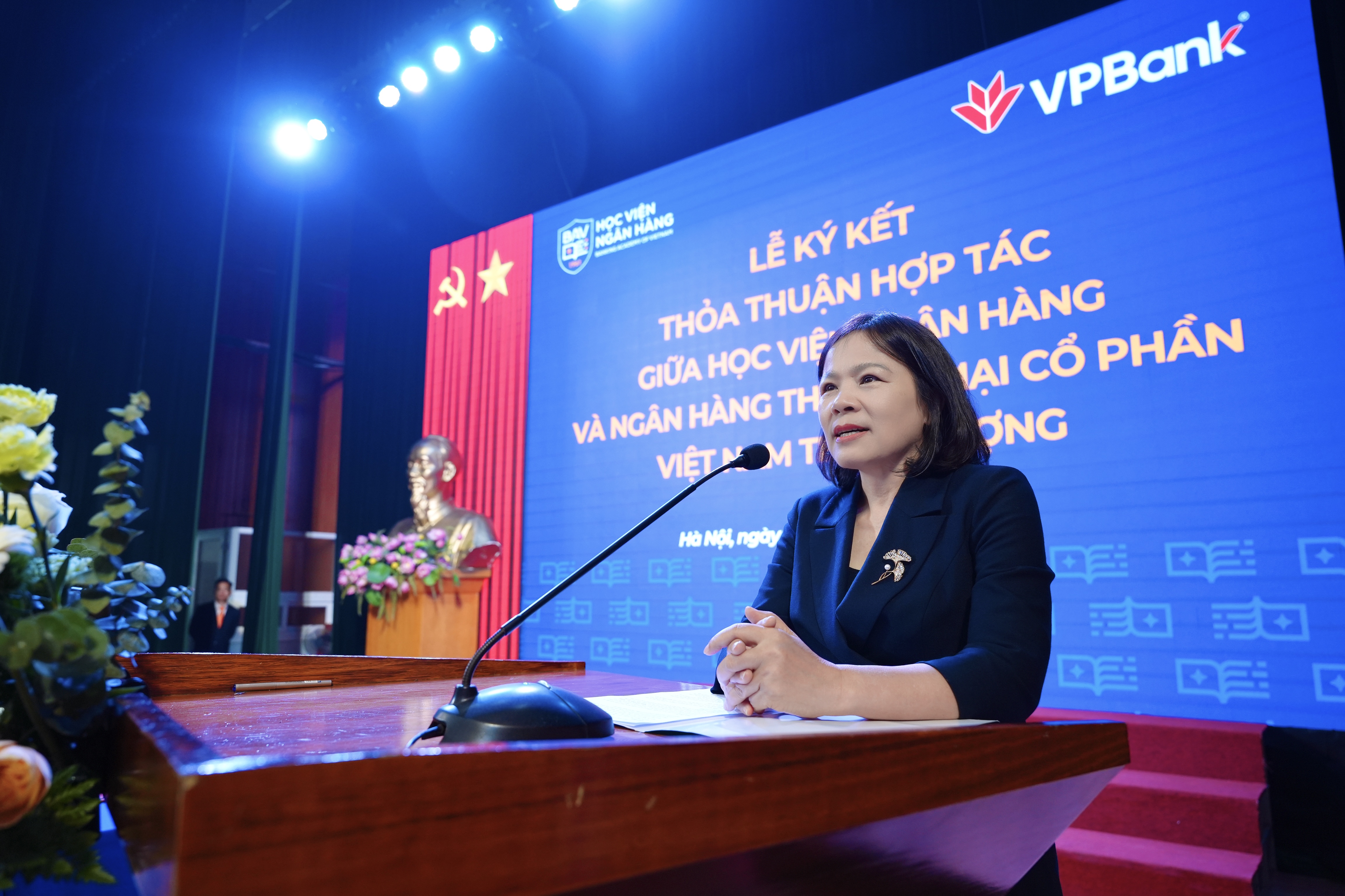 Bà Trần Thị Diệp Anh – Giám đốc Khối Quản trị nguồn nhân lực VPBank phát biểu tại buổi Lễ