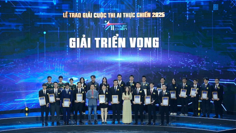 Các đội thi được trao giải Triển vọng. (Ảnh: DUY MẠNH)