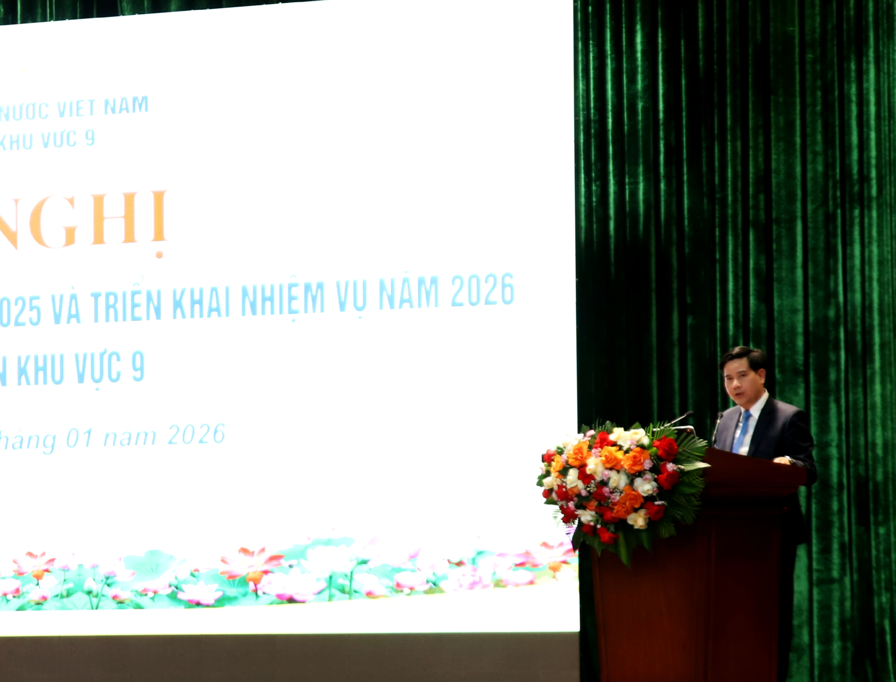 Ông Lê Anh Xuân, Giám đốc NHNN Chi nhánh Khu vực 9 báo cáo tại Hội nghị