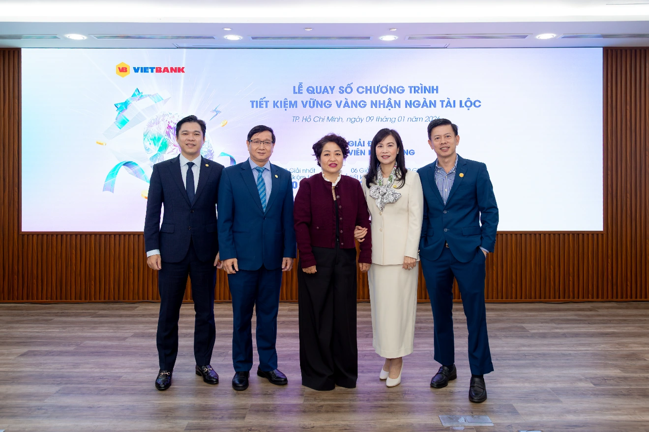 Sự kiện có sự tham dự của bà Bùi Hoàng Yến - Đại diện Cục Xúc tiến thương mại phía Nam (đứng giữa ảnh) cùng bà Trần Tuấn Anh - Tổng giám đốc Vietbank (thứ hai từ phải sang) cùng đại diện ban lãnh đạo ngân hàng (Ảnh: Vietbank).