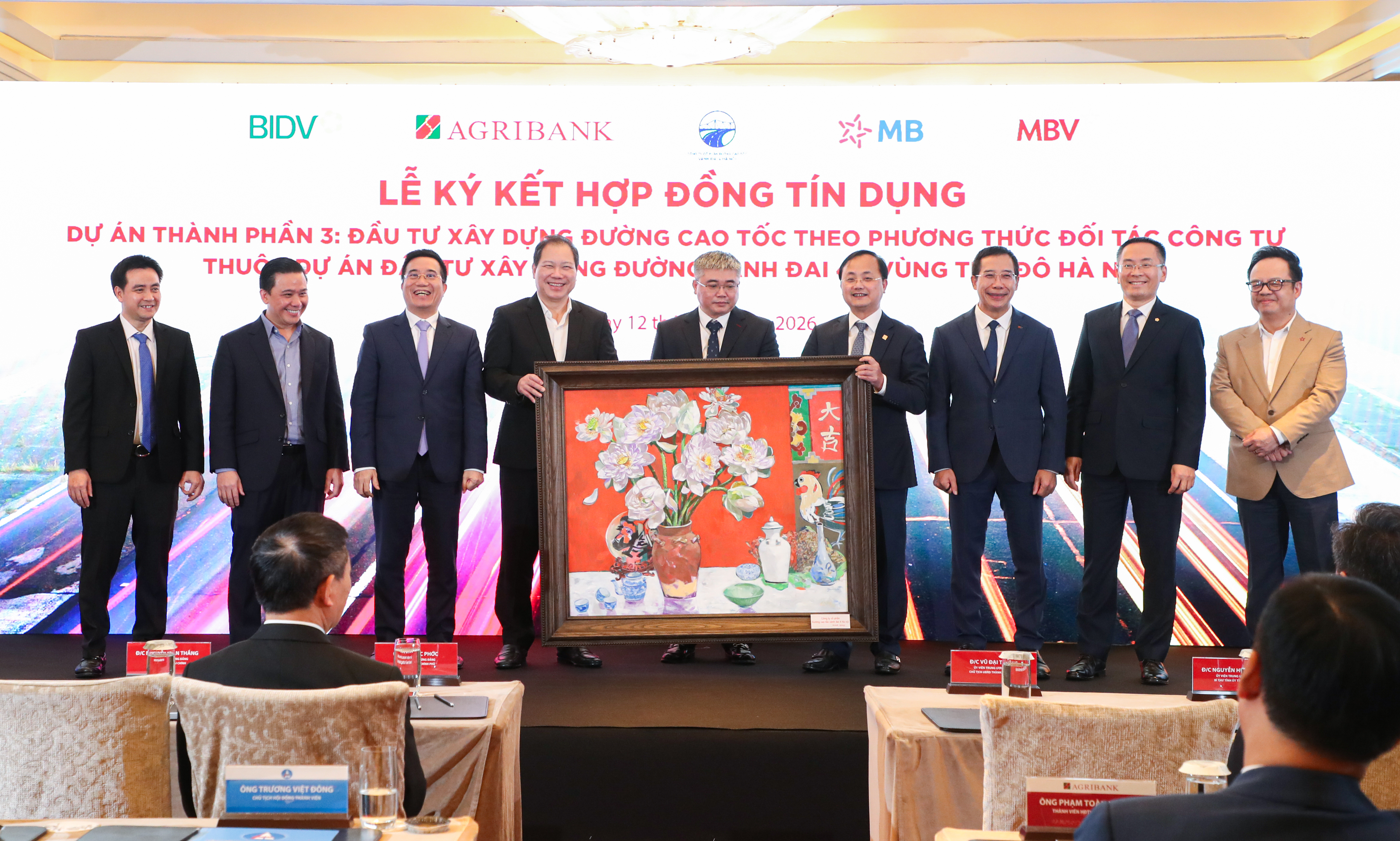 Chủ đầu tư dự án và các ngân hàng tham gia tài trợ vốn trao quà và chụp ảnh lưu niệm tại Lễ ký kết