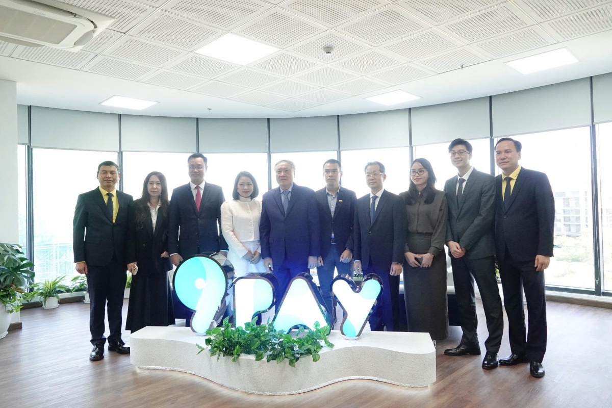 Phó Thủ tướng thường trực Nguyễn Hòa Bình cùng lãnh đạo TP Đà Nẵng tham quan văn phòng của 9Pay tại Trung tâm tài chính quốc tế Việt Nam tại Đà Nẵng