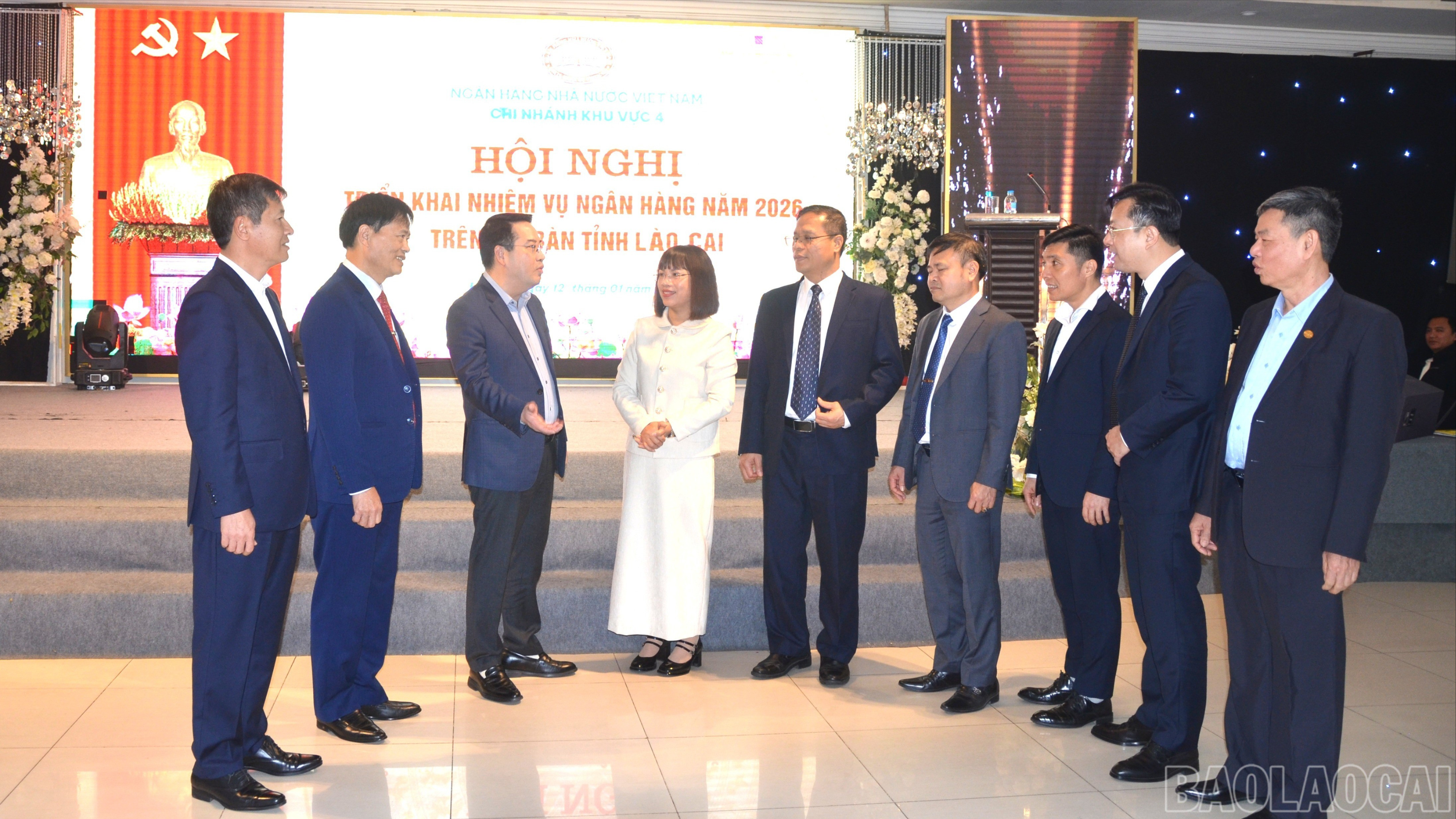 Các đồng chí lãnh đạo tỉnh trao đổi với lãnh đạo Ngân hàng Nhà nước Việt Nam Chi nhánh khu vực 4 về hoạt động ngân hàng.