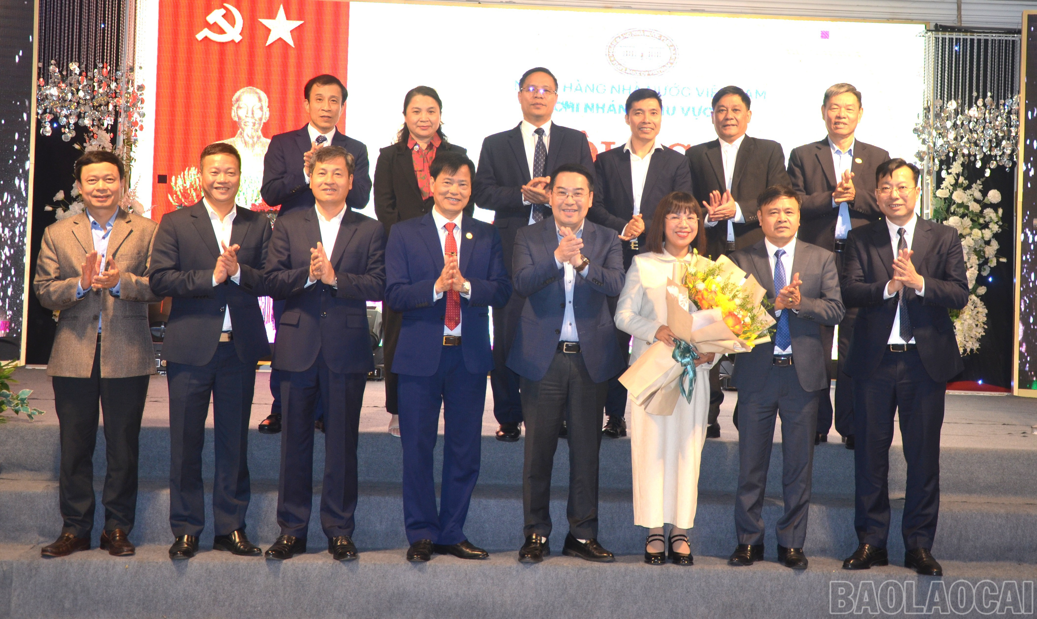 Các đồng chí lãnh đạo tỉnh tặng hoa chúc mừng đồng chí Trương Thu Hòa được bổ nhiệm giữ chức Giám đốc Ngân hàng Nhà nước Việt Nam Chi nhánh khu vực 4.