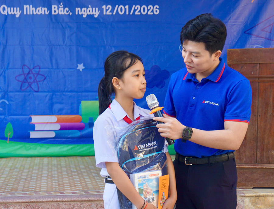 Học sinh Trường Tiểu học Nguyễn Khuyến chia sẻ cảm xúc khi được nhận quà. Ảnh: D.L