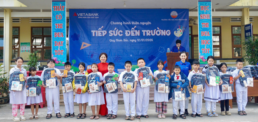 Tặng quà cho học sinh Trường Tiểu học Nguyễn Khuyến. Ảnh: D.L