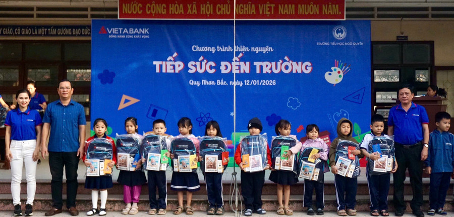 Ngân hàng Thương mại Cổ phần tặng quà cho học sinh Trường Tiểu học Ngô Quyền. Ảnh: D.L