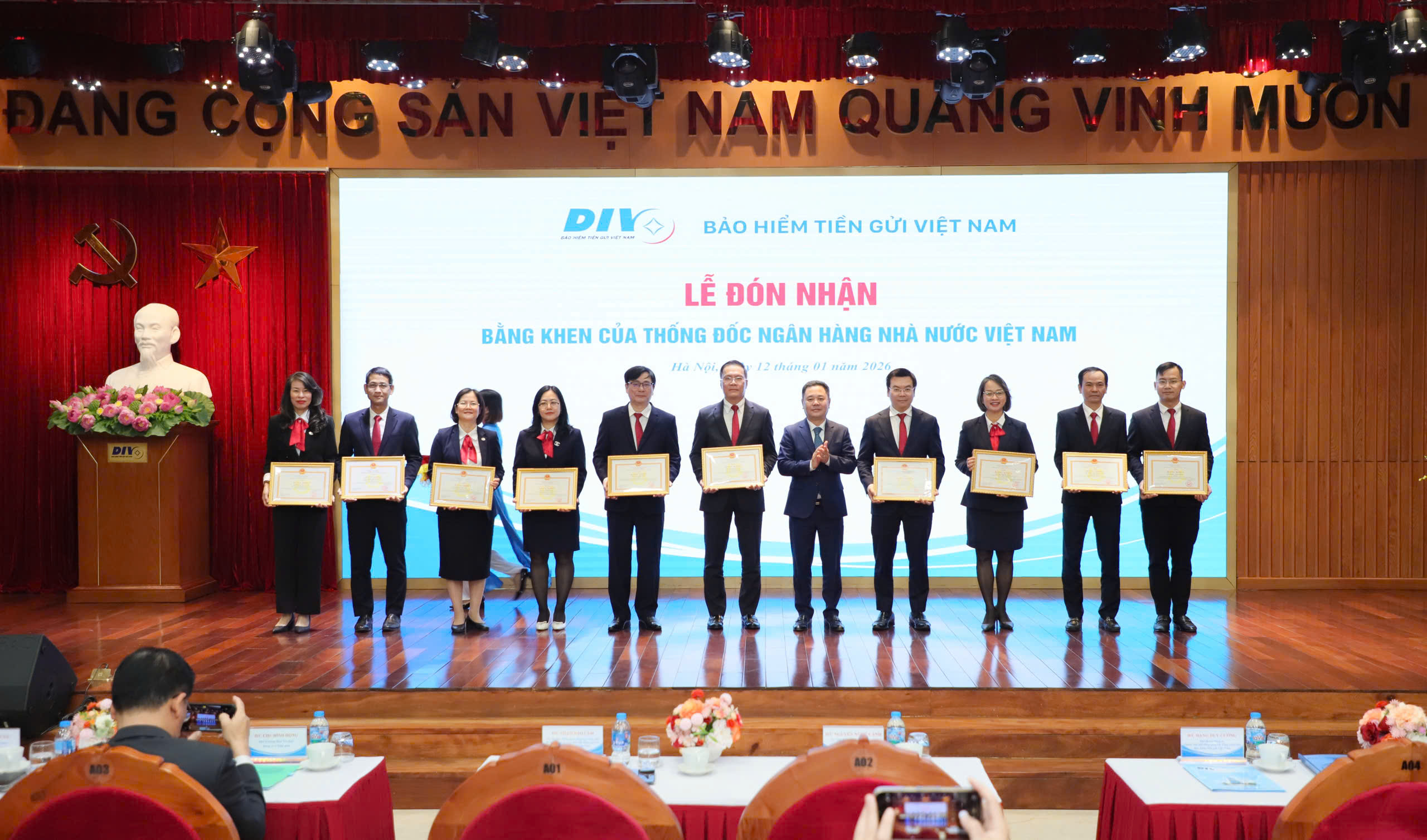 Phó Thống đốc Nguyễn Ngọc Cảnh trao các phần thưởng cho tập thể và cá nhân