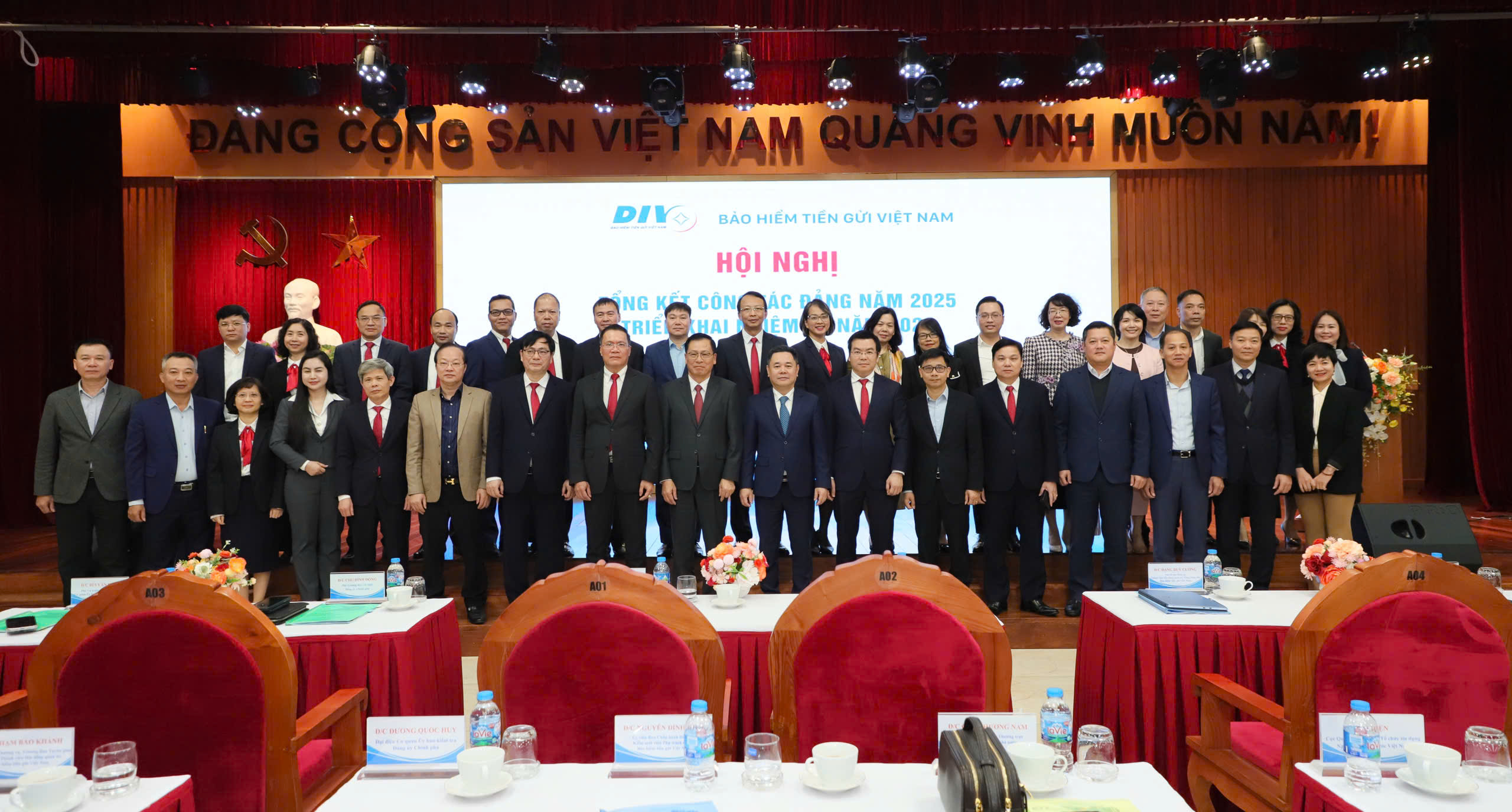 Các đại biểu tham dự hội nghị chụp ảnh lưu niệm