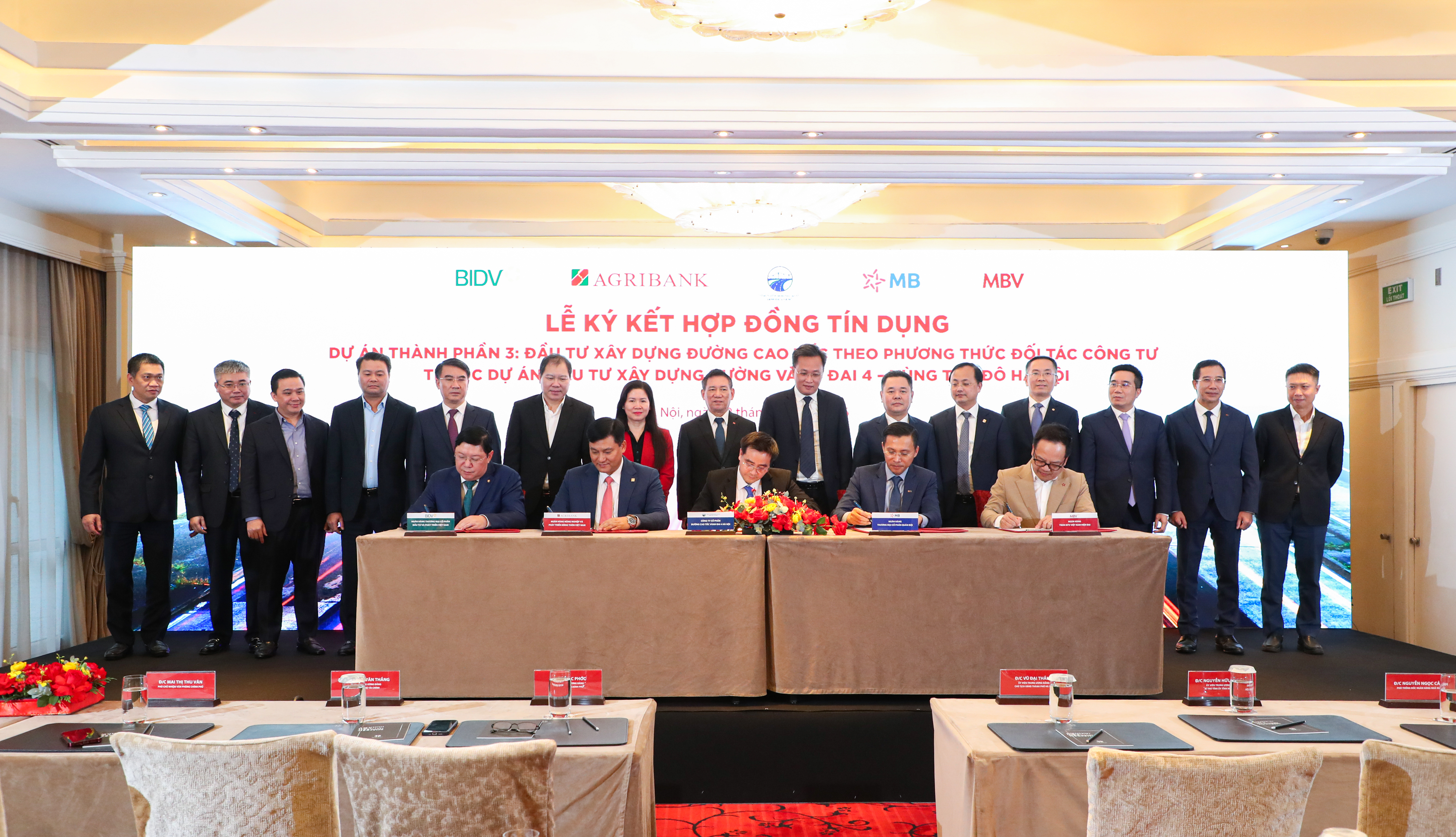Agribank cùng các ngân hàng thương mại MB, BIDV, MBV và Công ty Cổ phần đường cao tốc Vành đai 4 Hà Nội ký kết Hợp đồng tín dụng tài trợ vốn đối với Dự án Đầu tư xây dựng đường Vành đai 4 - Vùng Thủ đô Hà Nội