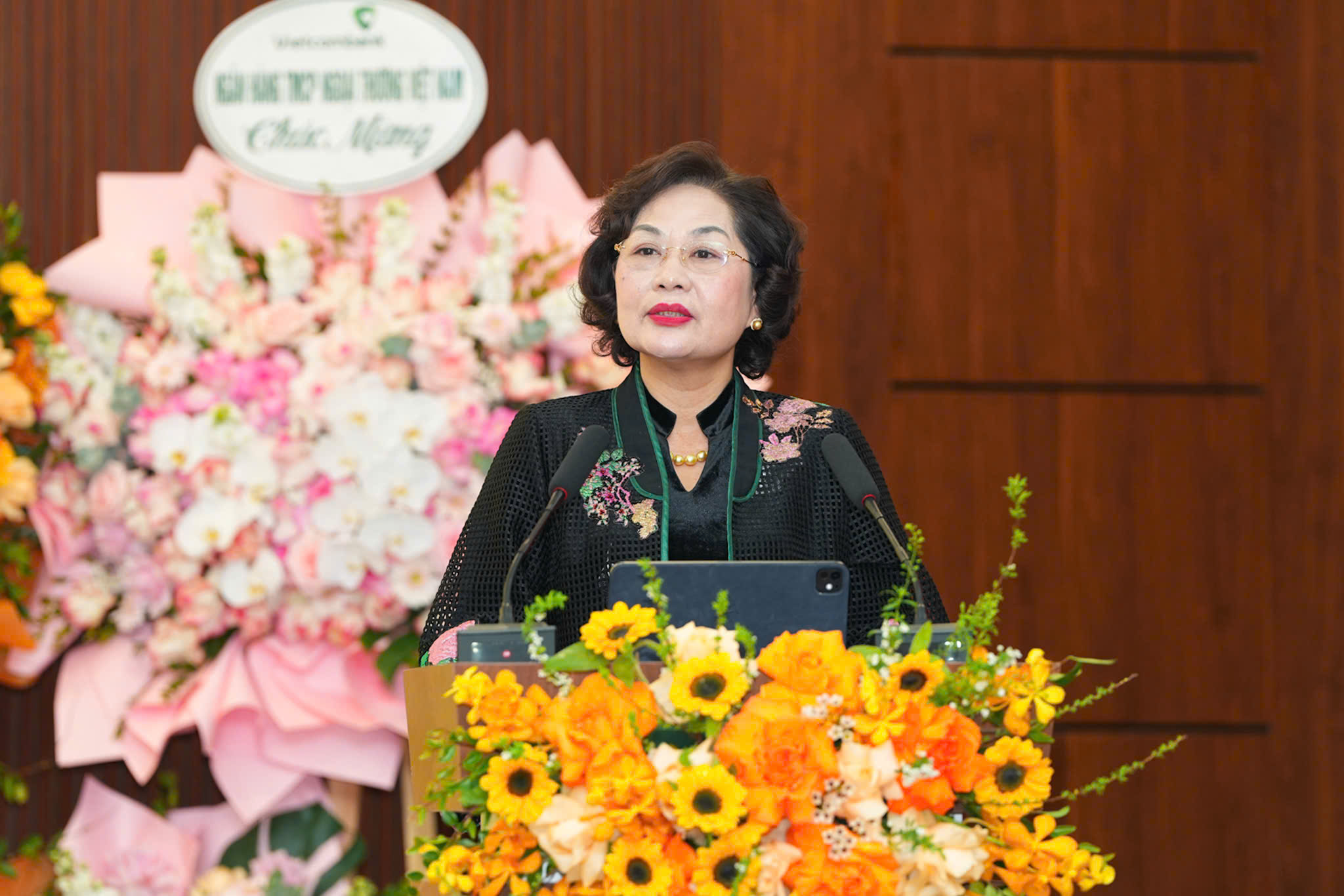 Thống đốc NHNN Việt Nam Nguyễn Thị Hồng phát biểu giao nhiệm vụ.