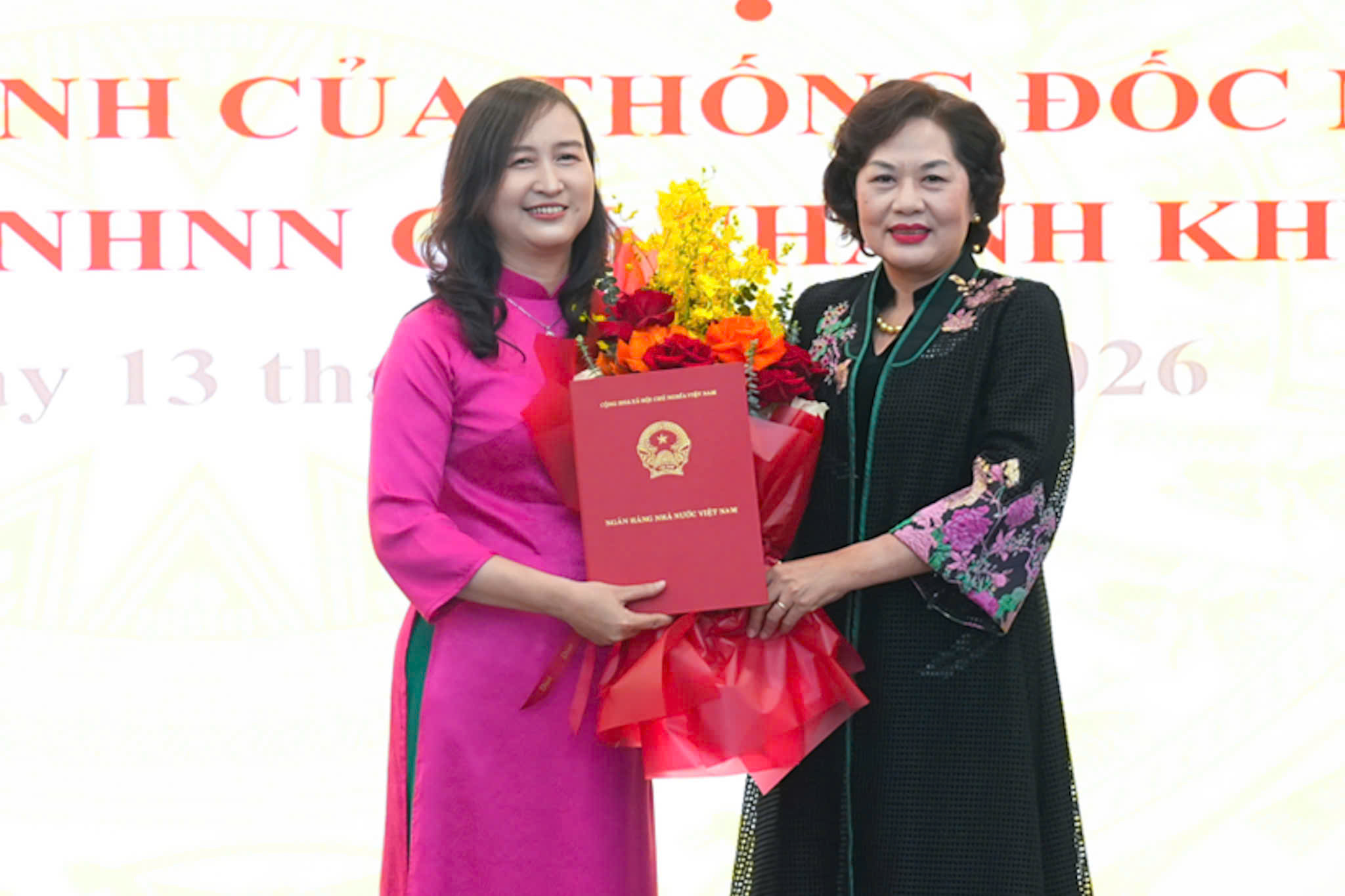 Thống đốc NHNN Việt Nam Nguyễn Thị Hồng trao Quyết định bổ nhiệm cho Giám đốc Ngân hàng Nhà nước chi nhánh Khu vực 6 Nguyễn Thị Dung.