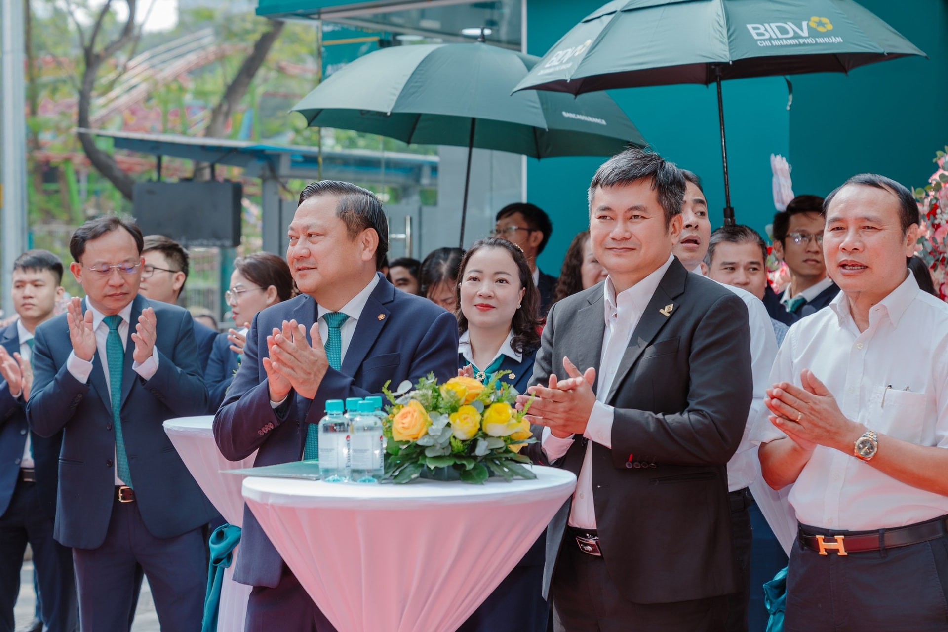 Giám đốc BIDV Phú Nhuận - Ông Đào Nguyên Chi (phía bên tay trái) cam kết đồng hành cùng khách hàng