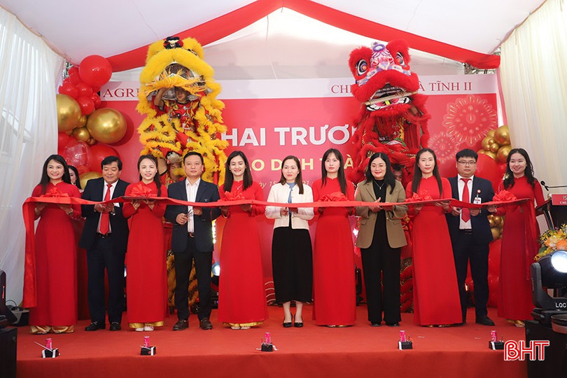 Các đại biểu cắt băng khai trương Phòng giao dịch Toàn Lưu.