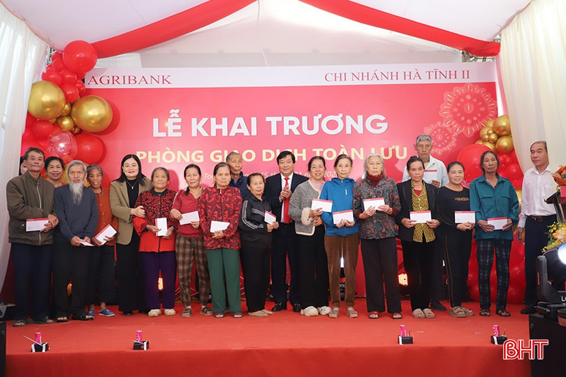 Lãnh đạo Agribank Chi nhánh Hà Tĩnh II tặng quà cho các hộ gia đình có hoàn cảnh khó khăn tại xã Toàn Lưu và xã Thạch Xuân.