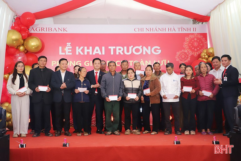 Lãnh đạo Agribank Chi nhánh Hà Tĩnh II tặng quà cho các hộ gia đình có hoàn cảnh khó khăn tại xã Toàn Lưu và xã Thạch Xuân.