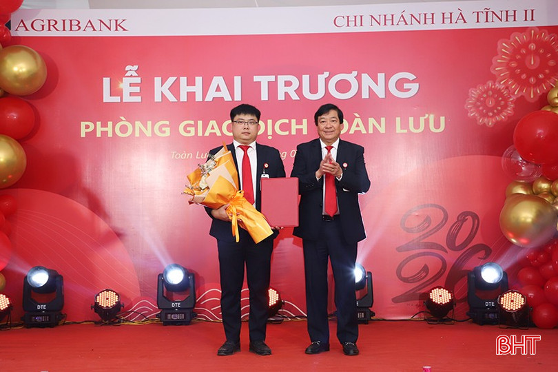 Ông Trần Sỹ Thu - Phó Giám đốc Agribank Chi nhánh Hà Tĩnh II trao quyết định cho Phòng giao dịch Agribank Toàn Lưu.