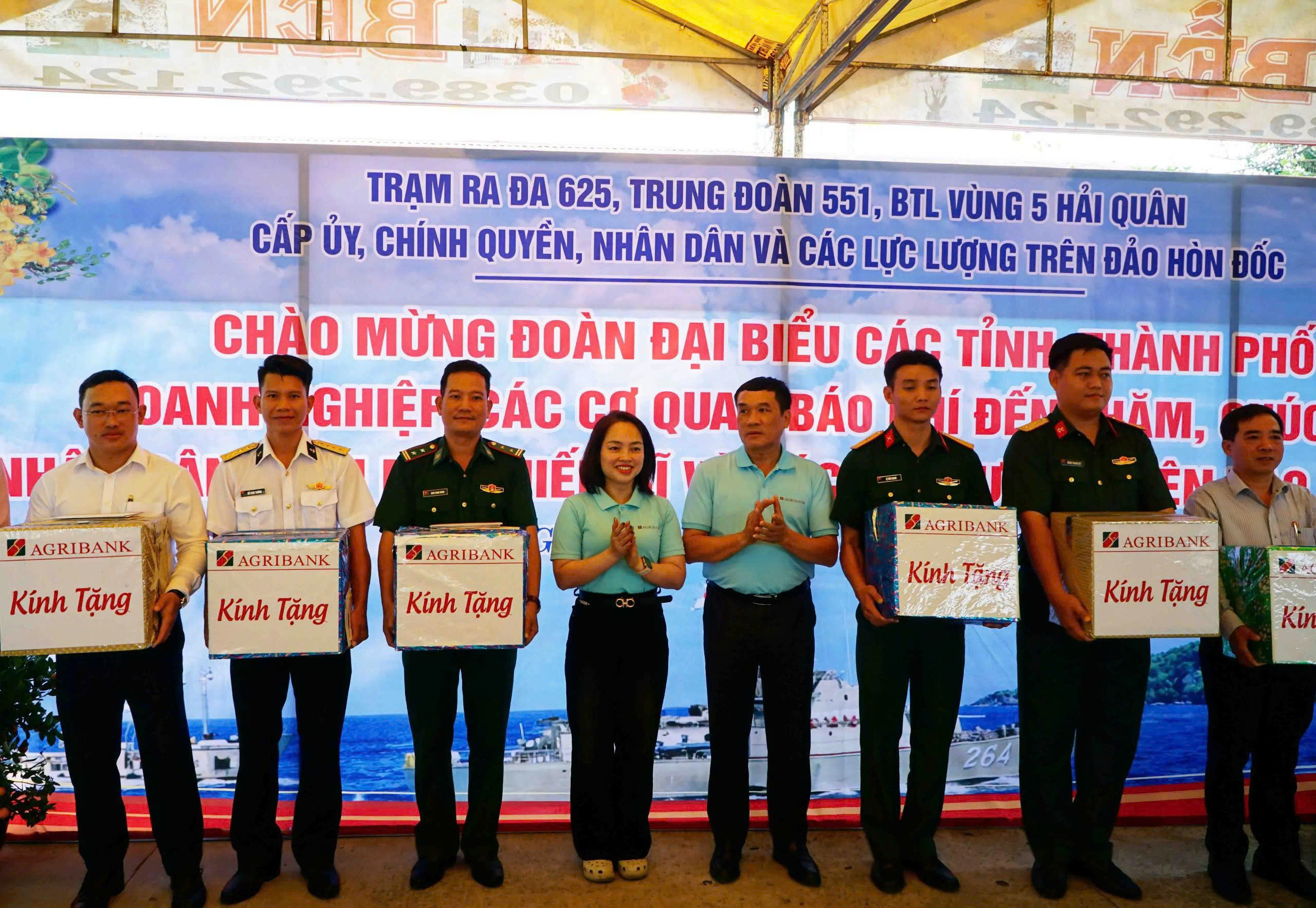 Đoàn công tác Agribank tặng quà và chúc Tết quân, dân trên đảo Hòn Đốc