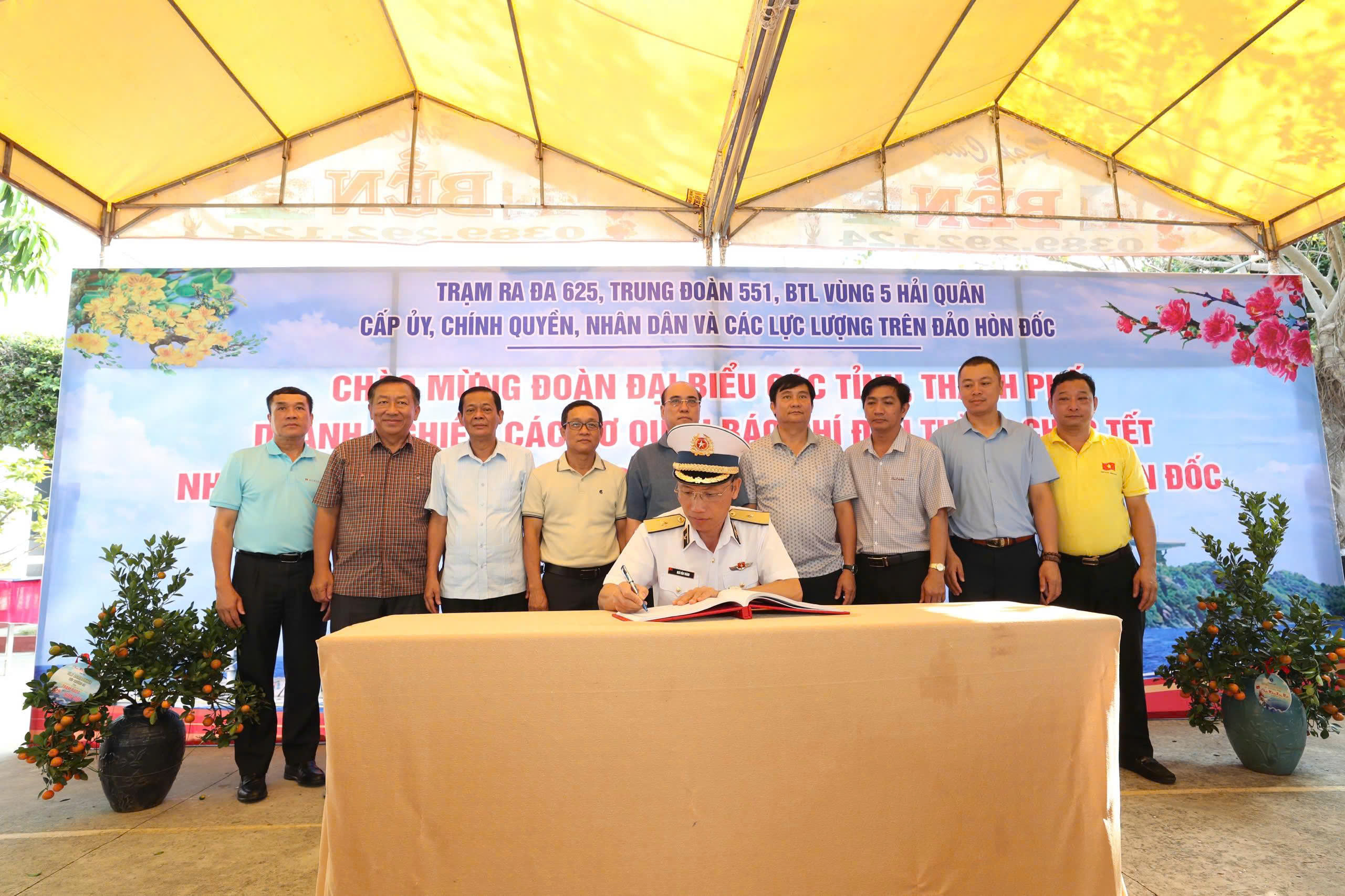 Chuẩn Đô đốc Ngô Văn Thành - Bí thư Đảng ủy, Chính ủy Vùng 5 Hải quân ghi Sổ lưu niệm tại Trạm Ra đa 625, Trung đoàn 551, Bộ Tư lệnh Vùng 5 Hải quân