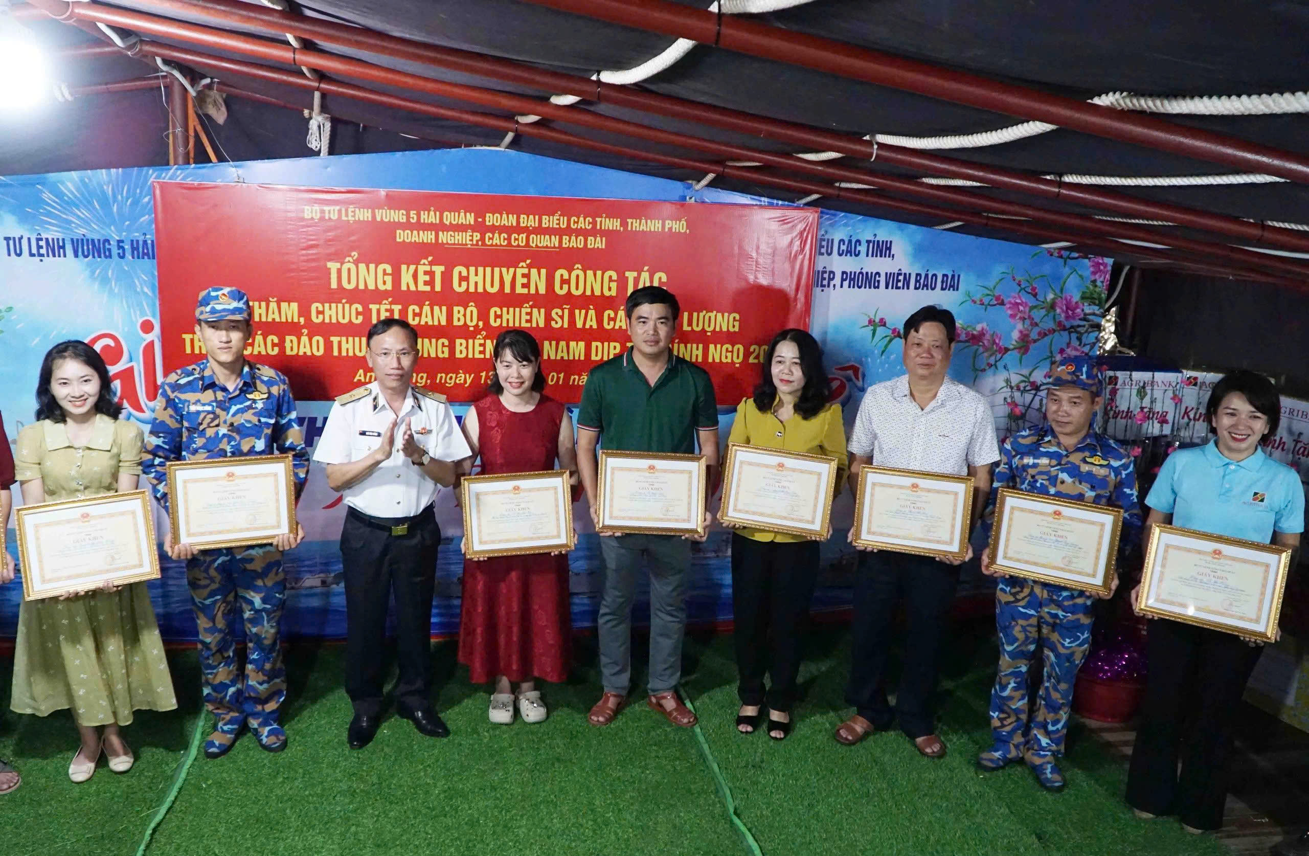 Chuẩn Đô đốc Ngô Văn Thành - Bí thư Đảng ủy, Chính ủy Vùng 5 Hải quân khen thưởng các cá nhân có thành tích xuất sắc trong chuyến hành trình