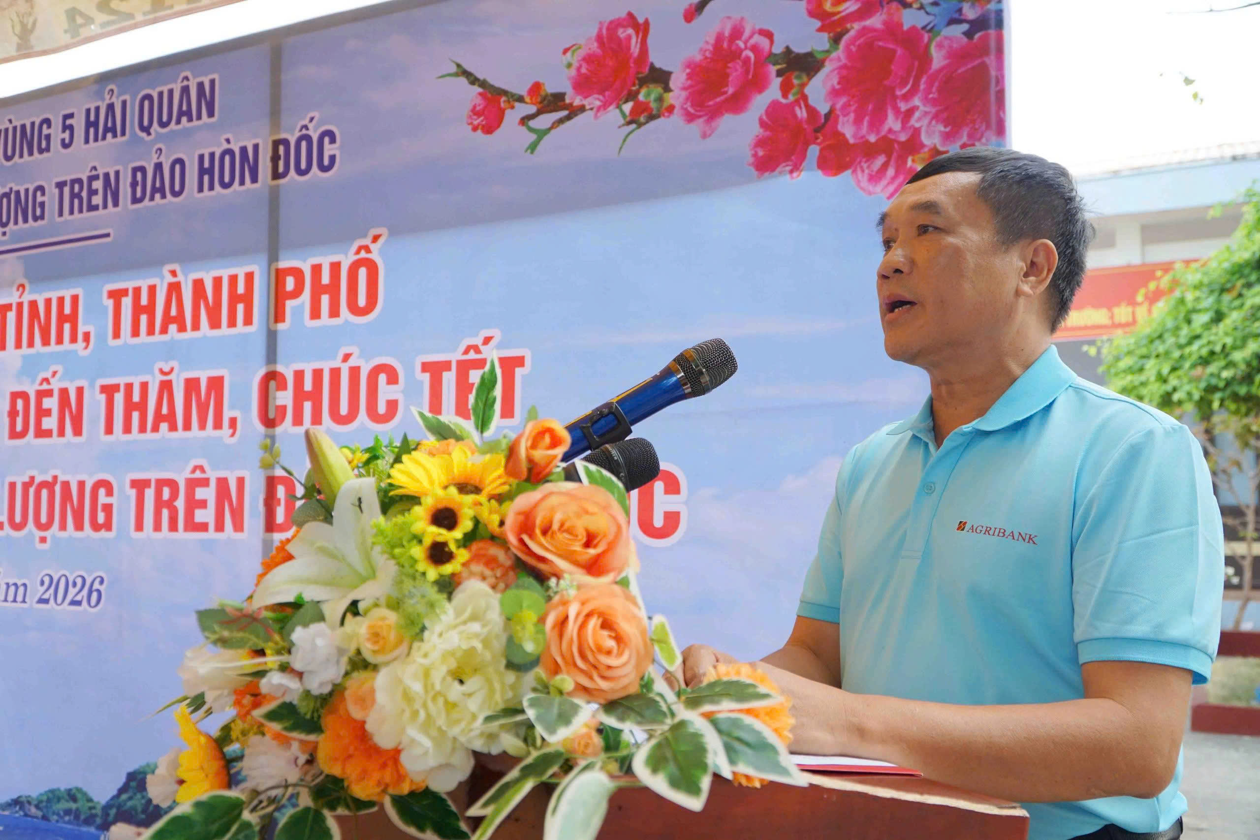 Ông Hoàng Văn Thắng - Trưởng khối Truyền thông và Thương hiệu Agribank phát biểu thăm, chúc Tết cán bộ chiến sỹ và Nhân dân trên đảo Hòn Đốc