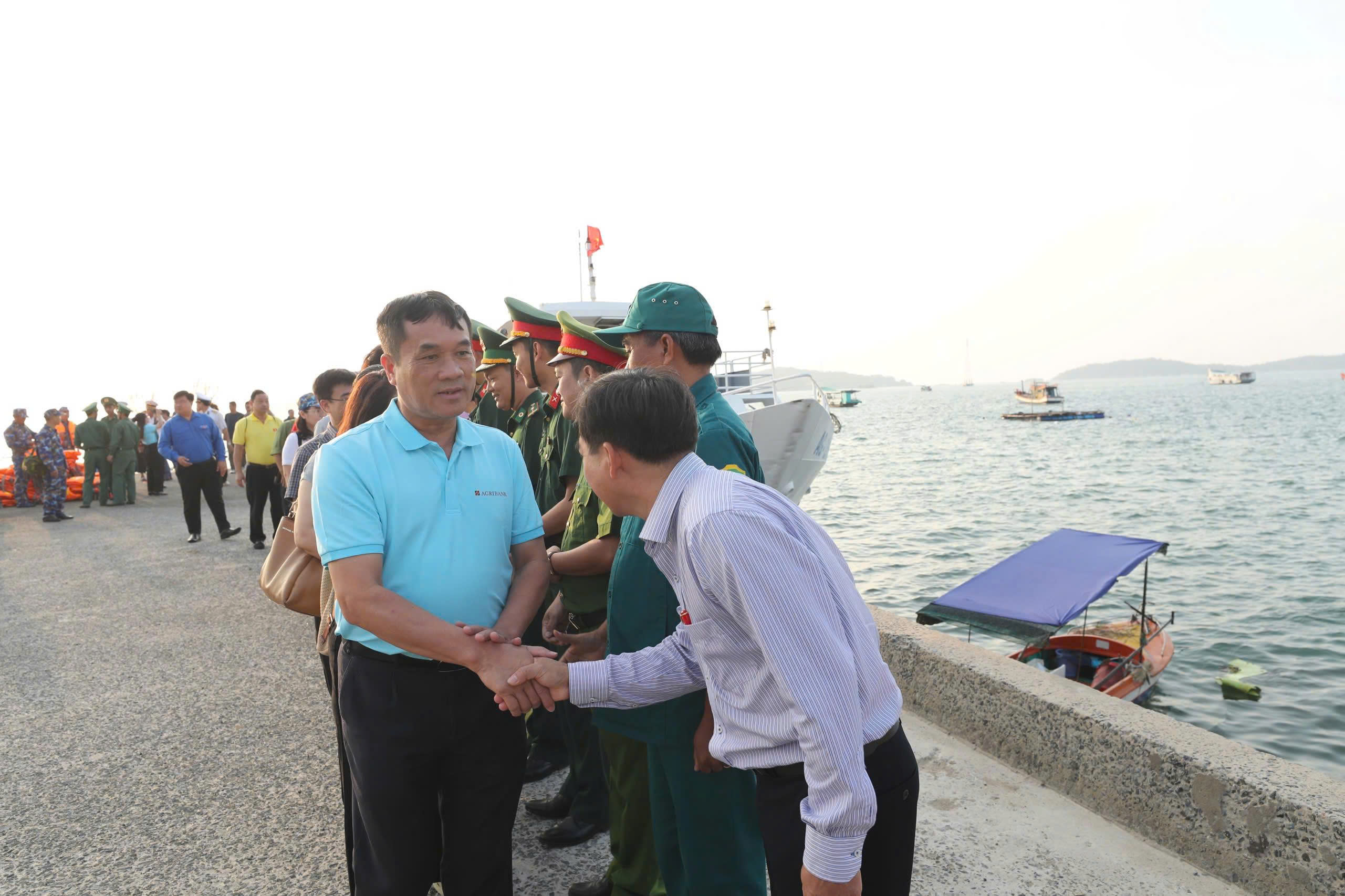 Đoàn công tác Agribank đến thăm, chúc Tết cán bộ, chiến sỹ và Nhân dân trên đảo Hòn Đốc