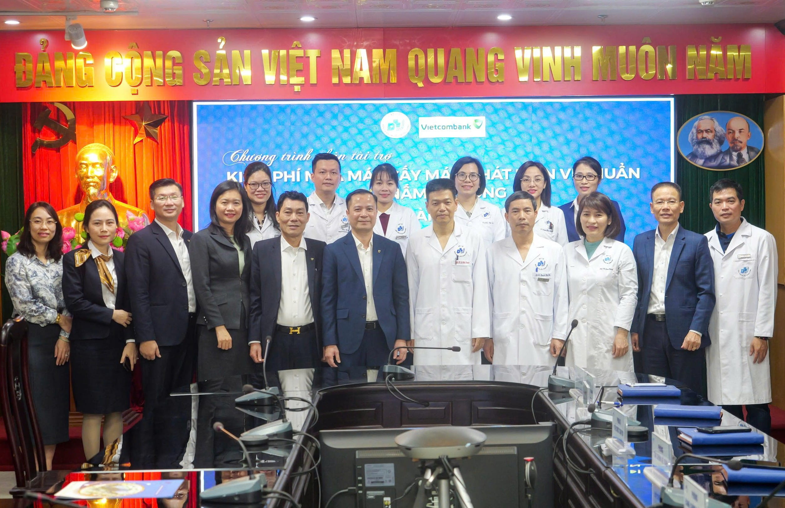 Đại diện lãnh đạo và đại biểu 2 đơn vị chụp ảnh lưu niệm tại chương trình