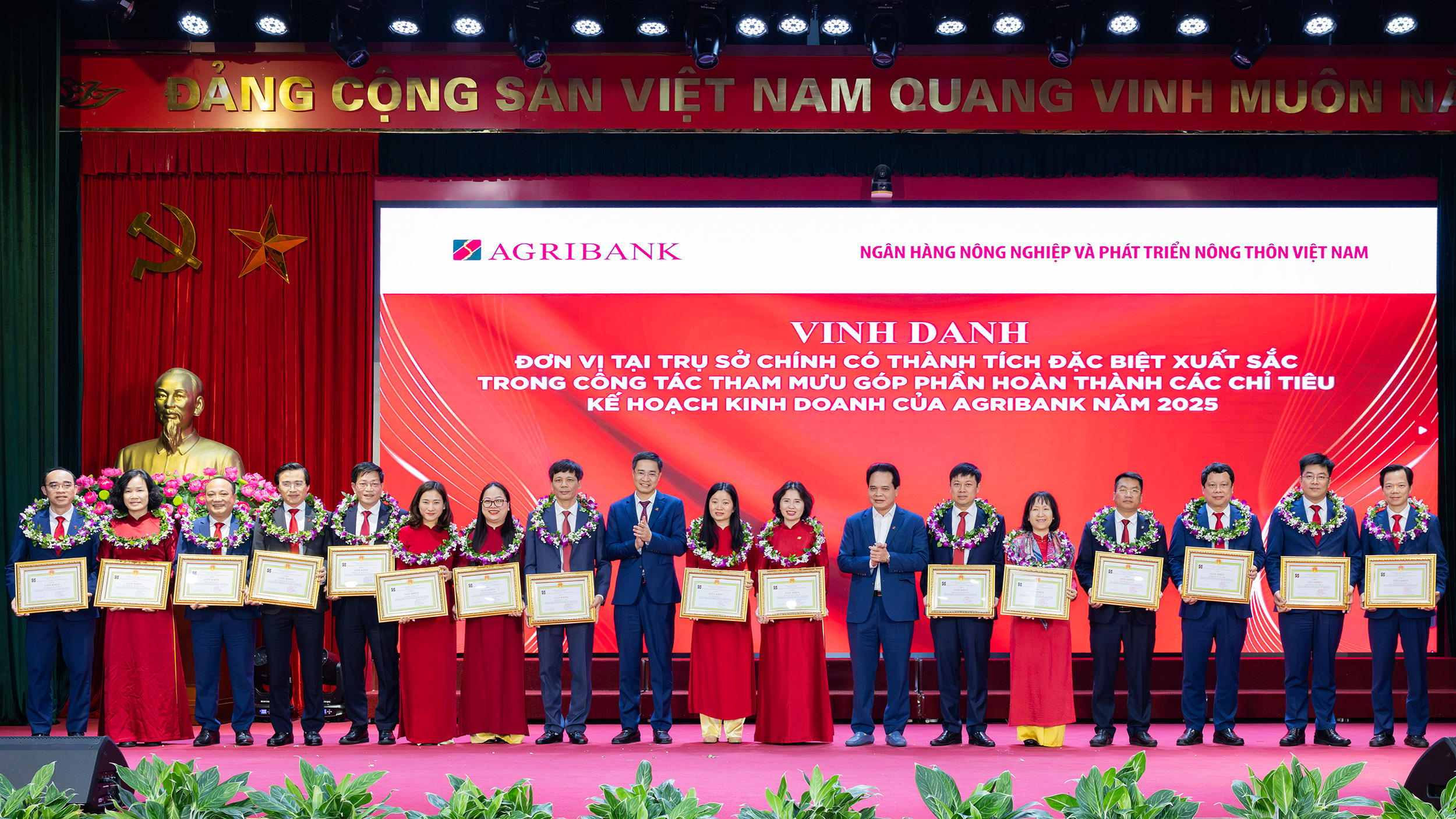 Biểu dương các tập thể Trụ sở chính có thành tích đặc biệt xuất sắc, góp phần hoàn thành nhiệm vụ kinh doanh năm 2025 của Agribank.