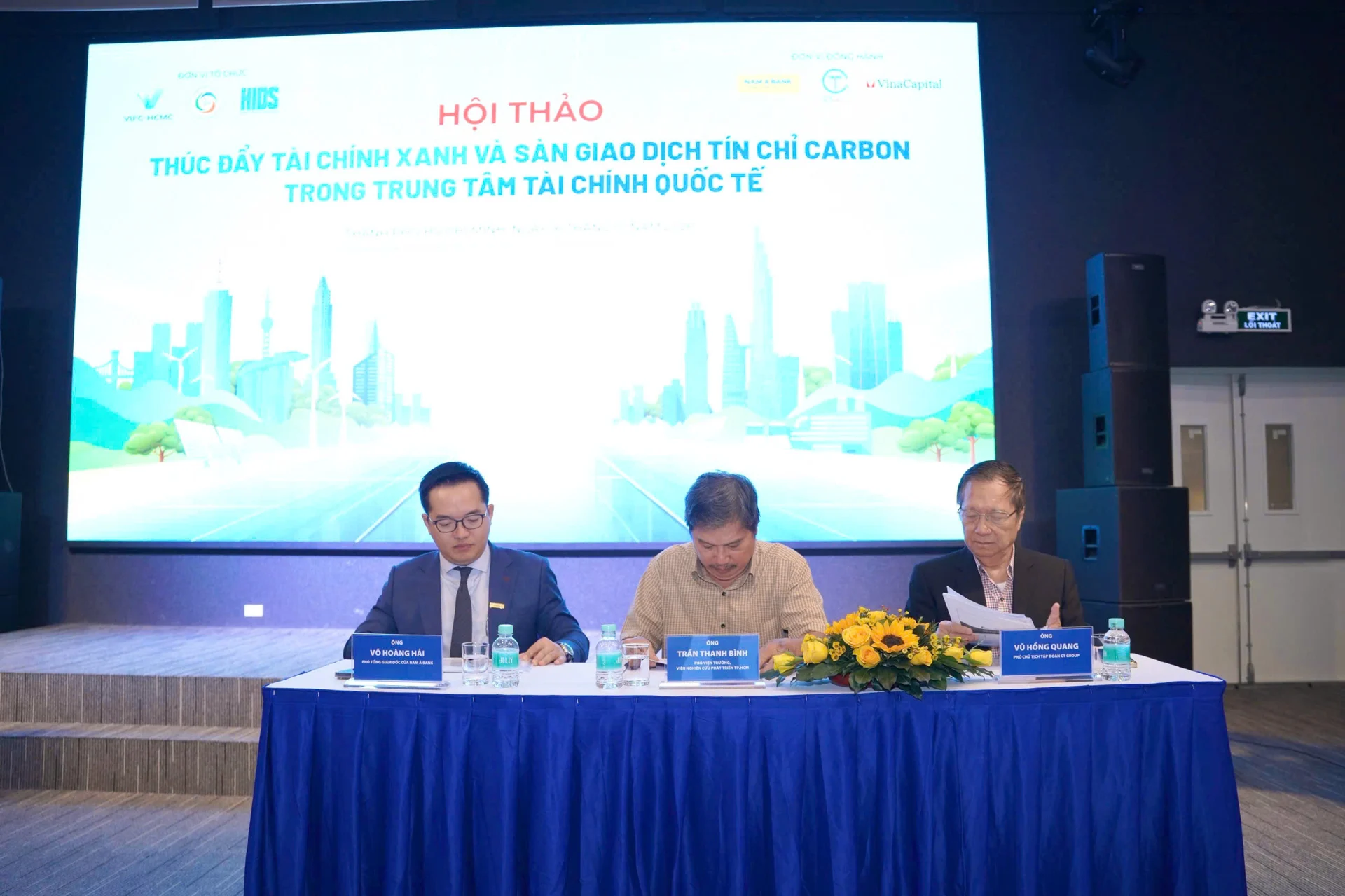 Ông Võ Hoàng Hải, Phó tổng giám đốc Nam A Bank trình bày Sáng kiến Cộng đồng tài chính xanh trong Trung tâm Tài chính Quốc tế