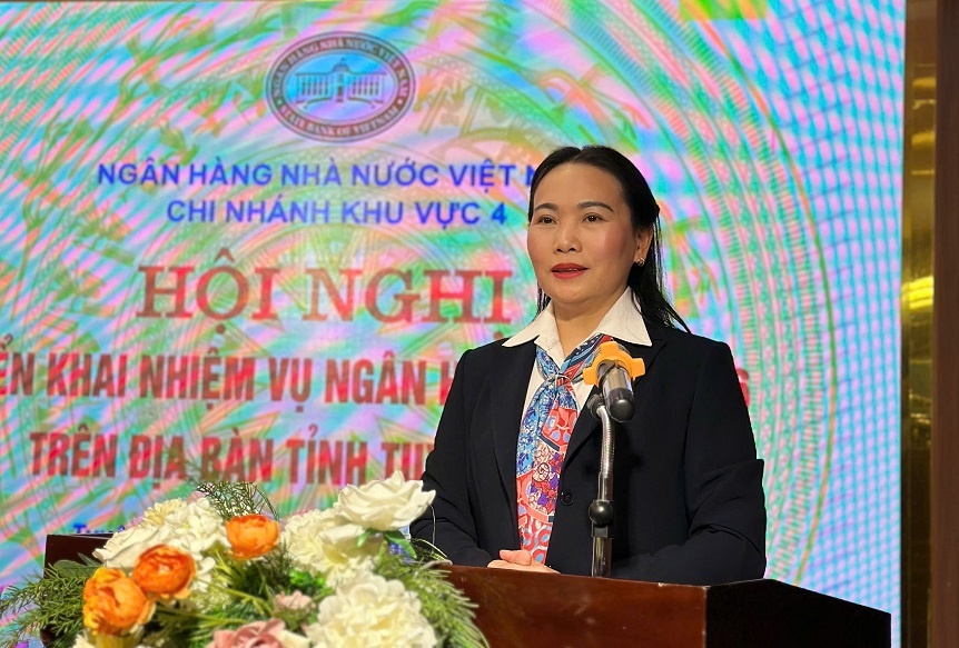 Đồng chí Nông Thị Bích Huệ - Ủy viên Ban Thường vụ Tỉnh ủy, Phó Bí thư Thường trực Đảng ủy UBND tỉnh Tuyên Quang phát biểu tại hội nghị