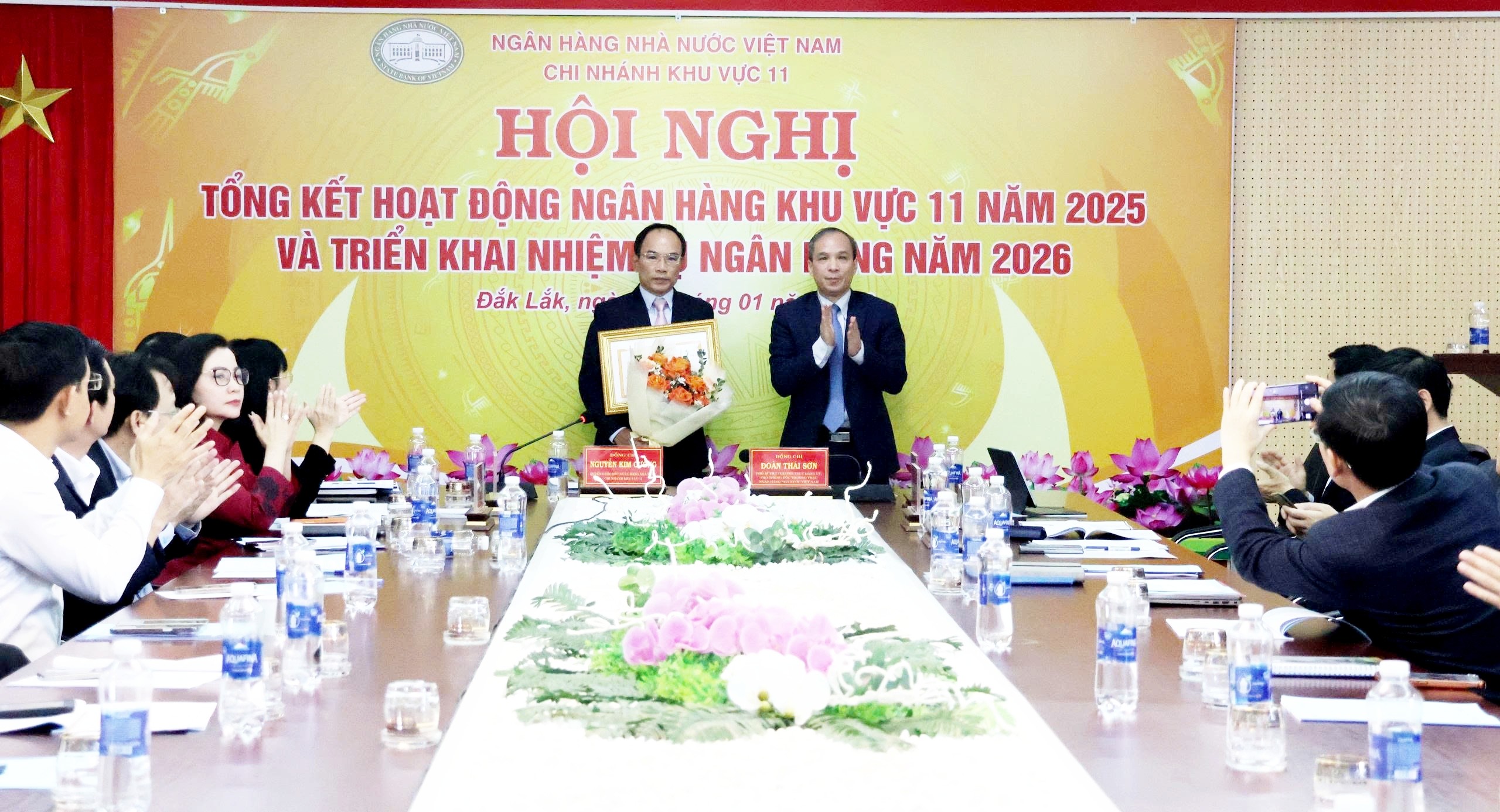 Phó Thống đốc Đoàn Thái Sơn trao hoa và Bằng khen của Thống đốc NHNN cho Tập thể NHNN Khu vực 11 đã có thành tích xuất sắc trong Phong trào thi đua “Cả nước chung sức xây dựng nông thôn mới”.