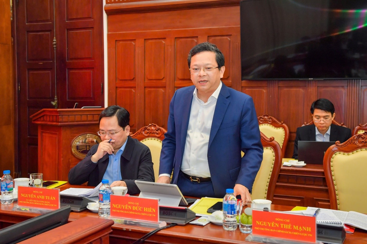 Đồng chí Nguyễn Đức Hiển, Phó Trưởng Ban Chính sách, Chiến lược Trung ương; Phó Trưởng Ban Thường trực Ban Chỉ đạo kiêm Tổ trưởng Tổ Biên tập phát biểu ý kiến