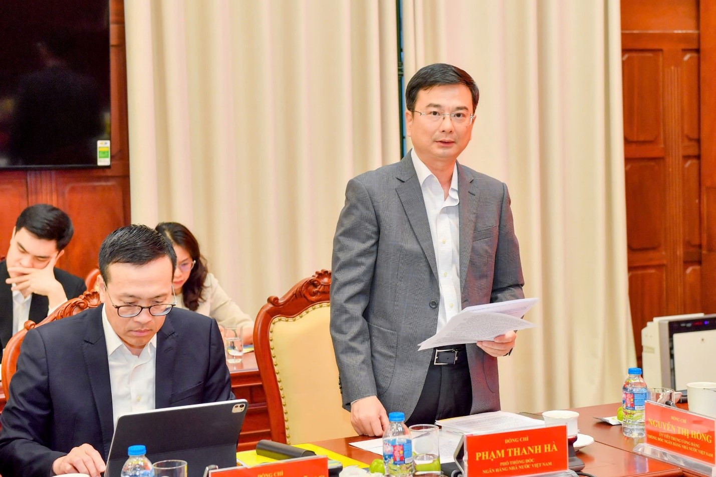 Phó Thống đốc NHNN Phạm Thanh Hà trình bày báo cáo của NHNN