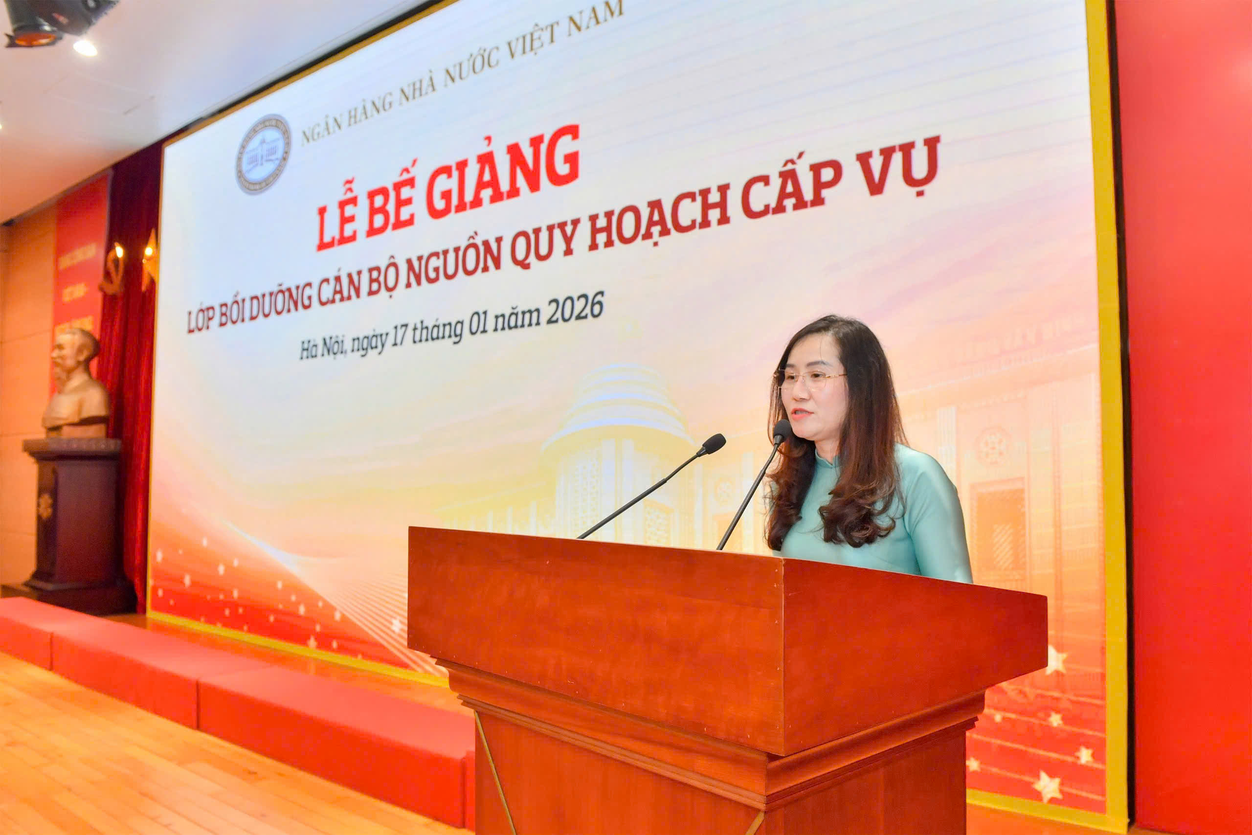 Đồng chí Phạm Thị Thanh Tùng - Phó Vụ trưởng Vụ Tín dụng các ngành kinh tế đại diện cho các học viên chia sẻ sau khóa học
