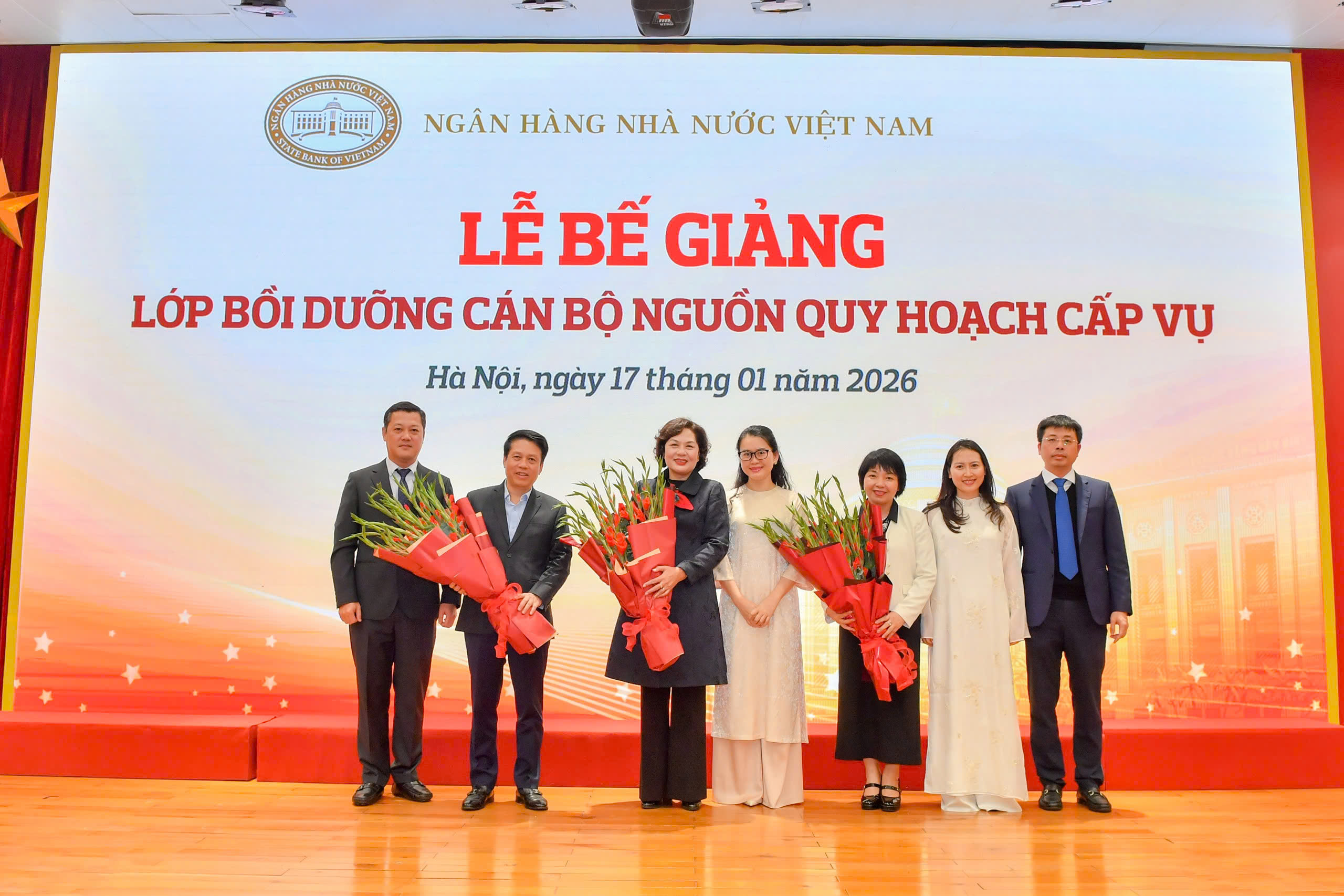 Đại diện cán bộ Lớp Bồi dưỡng tặng hoa tới Thống đốc và các đồng chí trong Ban Thường vụ Đảng ủy, Ban Lãnh đạo NHNN