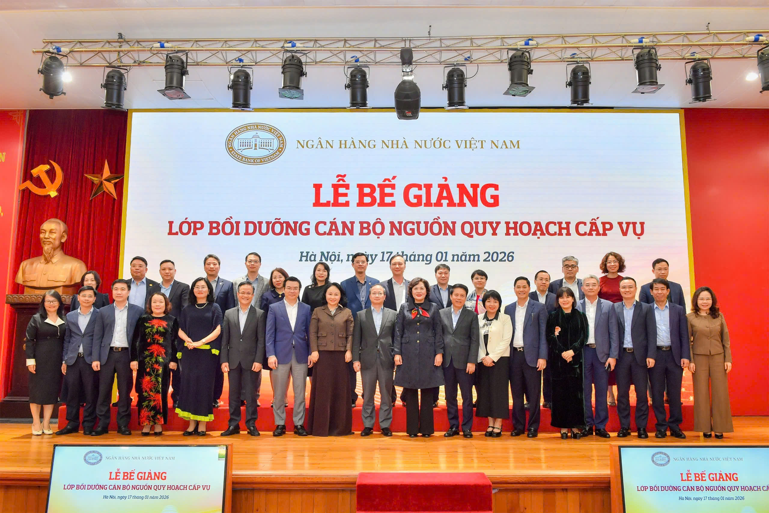 Thống đốc NHNN Nguyễn Thị Hồng cùng các đồng chí trong Ban Thường vụ Đảng ủy, Ban Lãnh đạo NHNN chụp ảnh với thủ trưởng, đại diện Lãnh đạo các Vụ, Cục, đơn vị thuộc NHNN