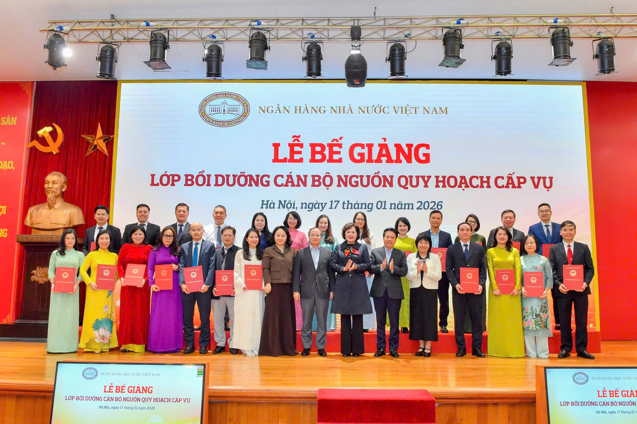 Thống đốc NHNN Nguyễn Thị Hồng trao Quyết định và chúc mừng 25 học viên tiêu biểu xuất sắc khóa học