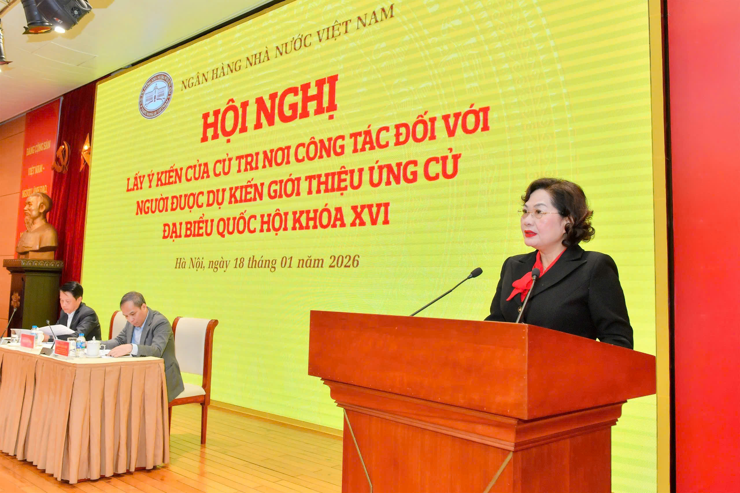 Đ/c Nguyễn Thị Hồng, Ủy viên BCH Trung ương Đảng, Ủy viên BCH Đảng bộ Chính phủ, Bí thư Đảng ủy, Thống đốc NHNN phát biểu tại Hội nghị