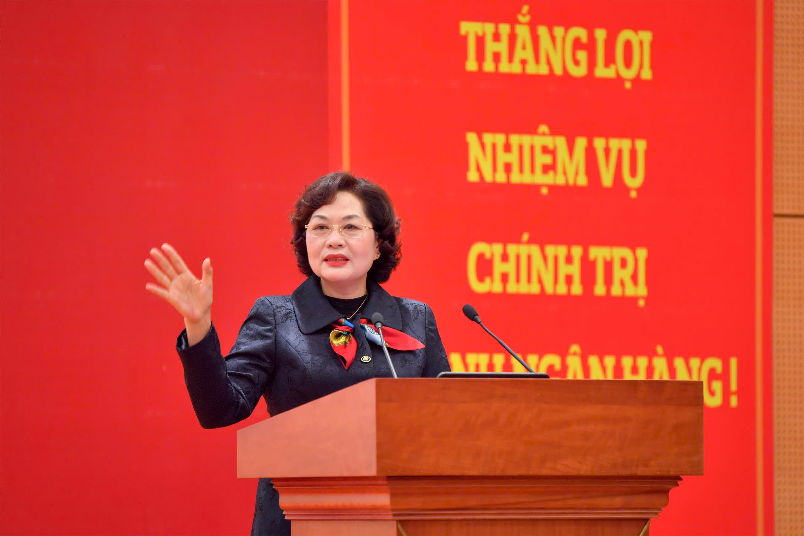 Thống đốc NHNN Nguyễn Thị Hồng trao đổi với các học viên Lớp Bồi dưỡng