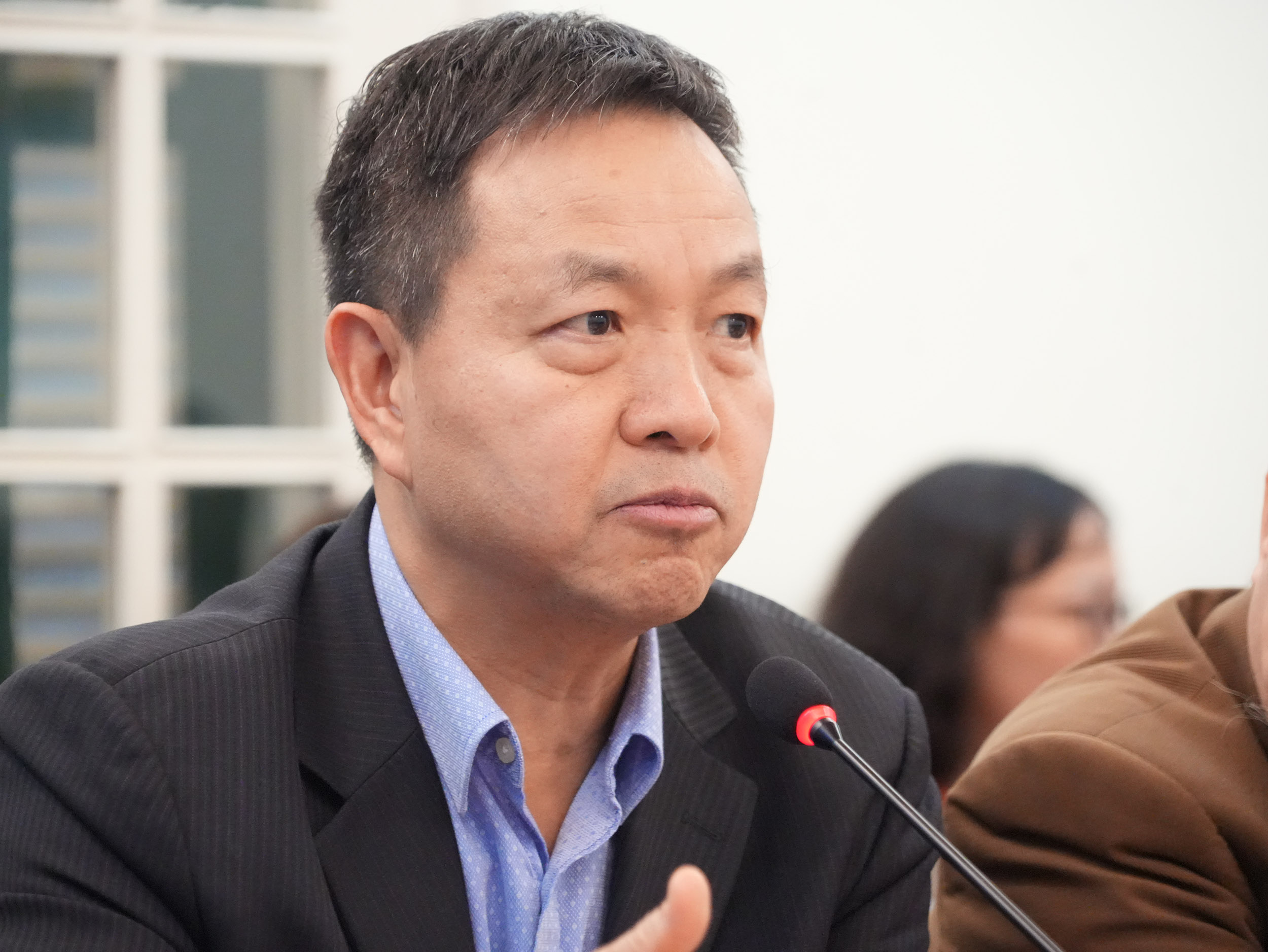 Ông Phạm Nghiêm Xuân Bắc, Chủ tịch Hội Sở hữu trí tuệ trao đổi tại cuộc họp