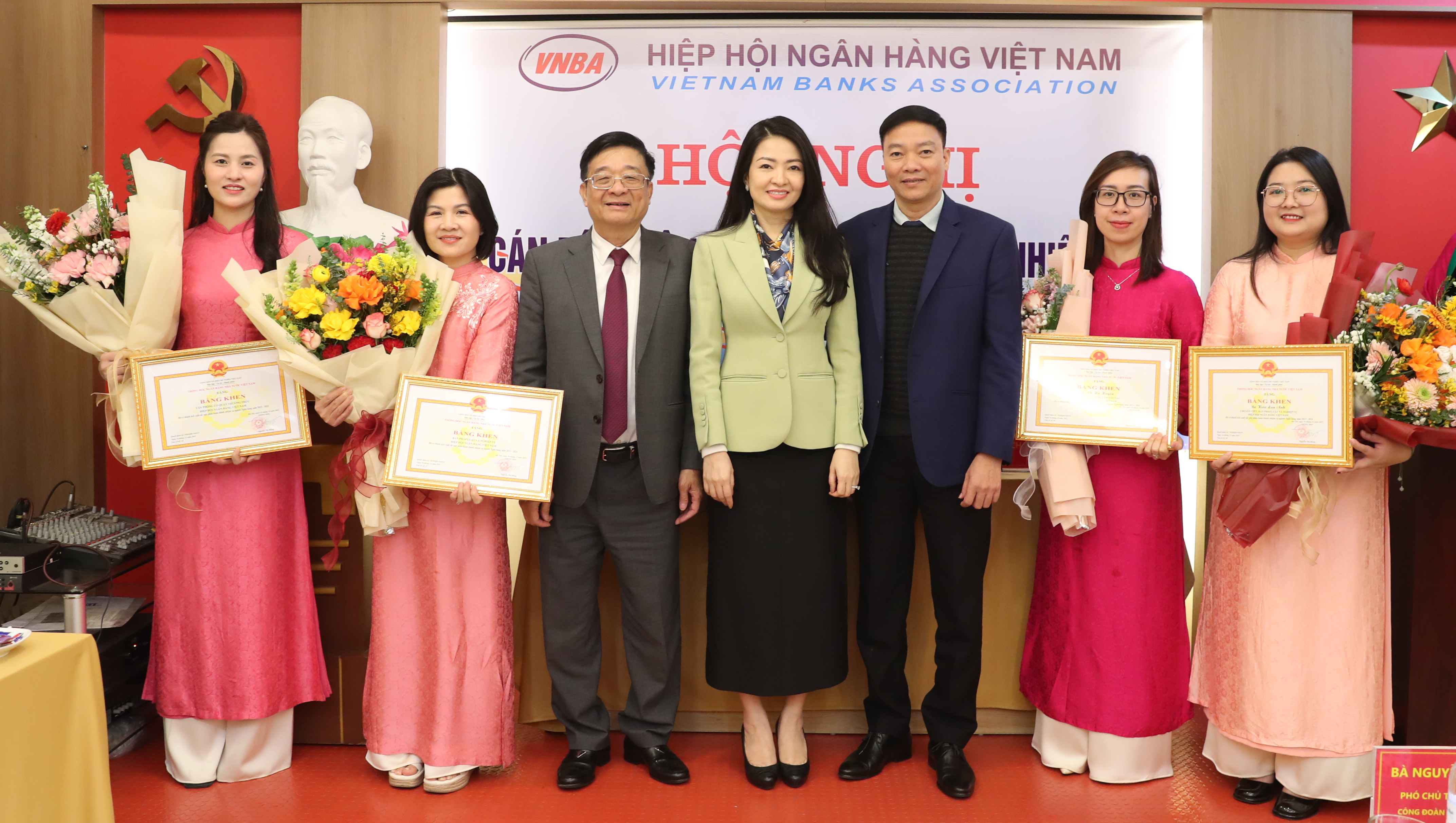 Các cá nhân có thành tích xuất sắc nhận bằng khen của Thống đốc Ngân hàng Nhà nước